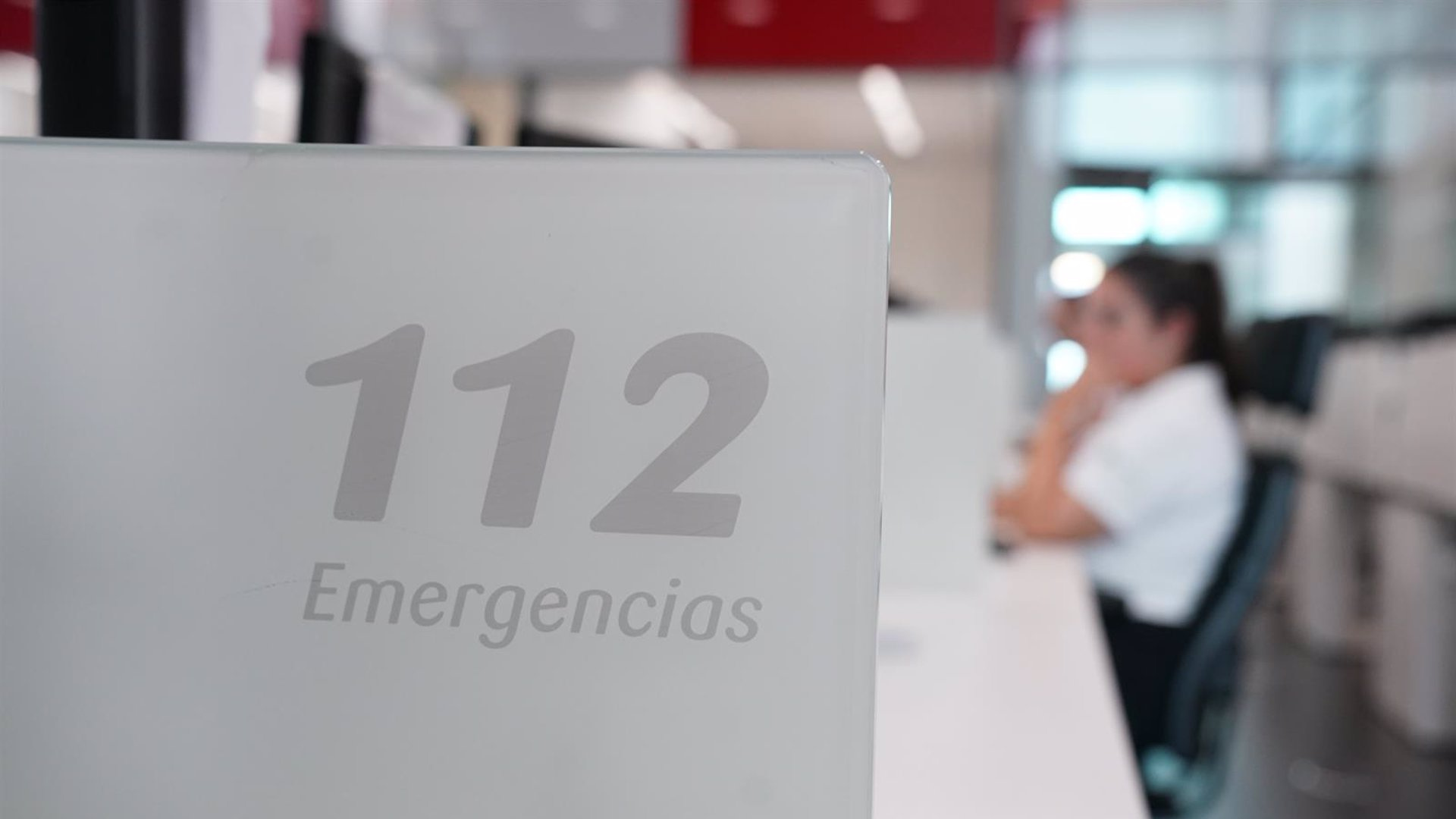 Muere una persona al volcar su tractor en un camino de Lucena