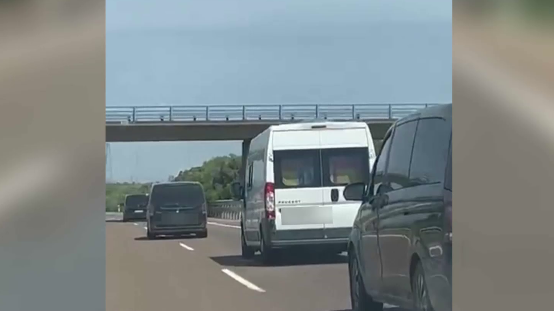 Un inspector de Policía advierte a los conductores que acosaban a unos aficionados del Atlético de Madrid en la A-66: 