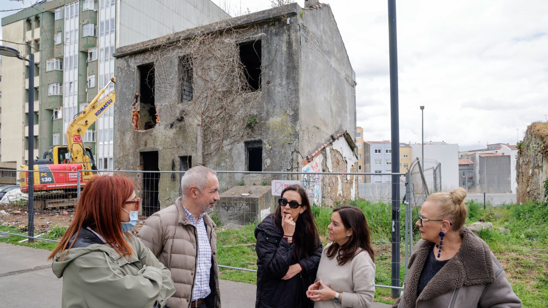 Alivio en el barrio coruñés de Os Mallos por el derribo de una conflictiva ruina: 