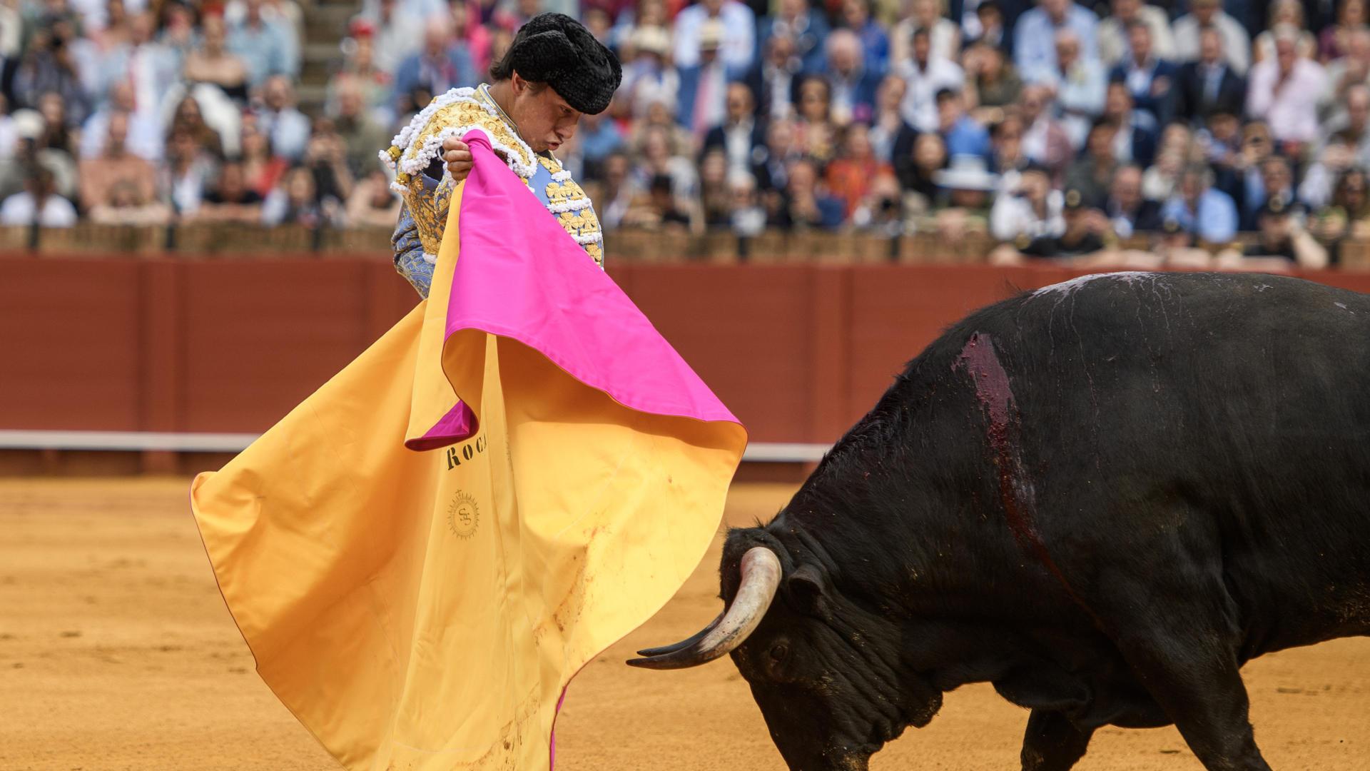 Roca Rey, herido grave en Sevilla tras una cogida aparatosa en la Feria de Abril durante el quinto toro de la tarde
