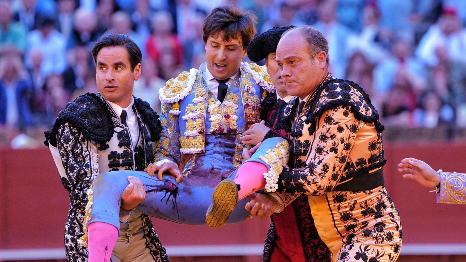 El primer parte médico del torero Roca Rey tras su cogida en la Feria de Sevilla: pronóstico muy grave, operado en La Maestranza y cornada de dos trayectorias