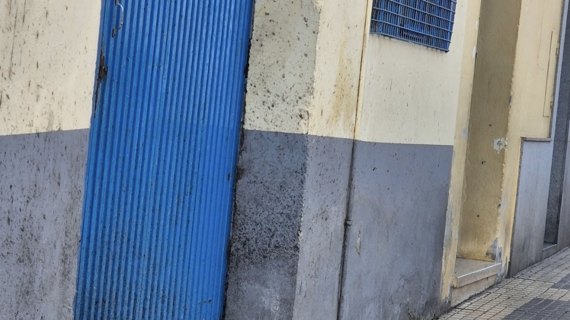 El infierno de unos vecinos de Mérida: una mujer les arroja orina y excrementos a diario