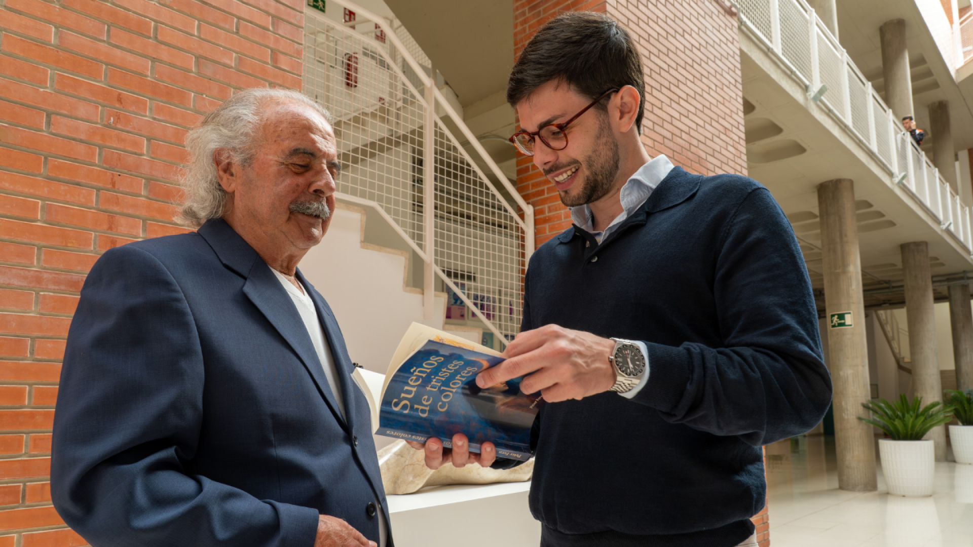 El cartagenero Peter Fern publica 'Sueños de tristes colores', un viaje literario a la oscuridad y la esperanza