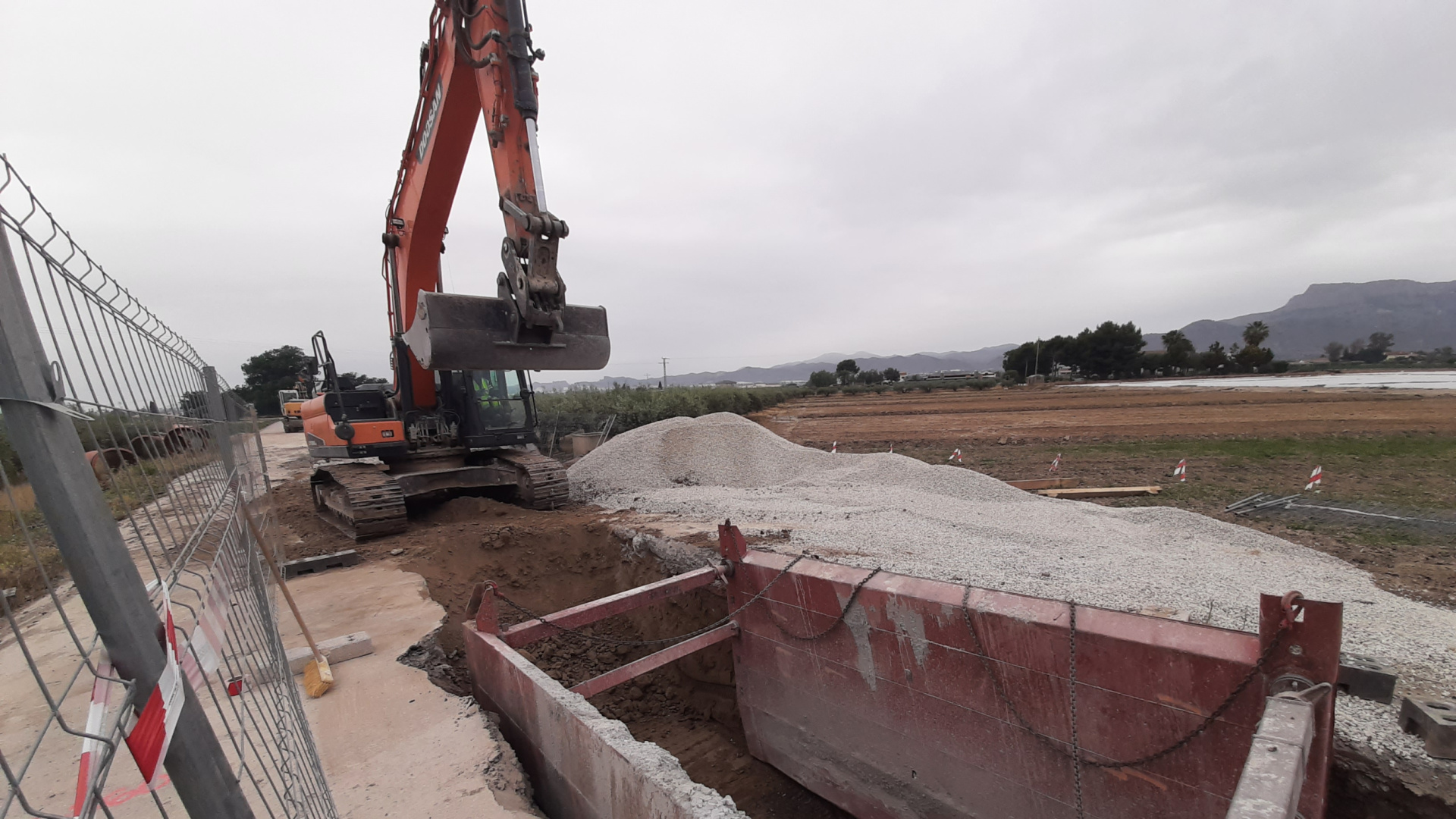 El nuevo colector de Lorca avanza en su tramo central en Campillo