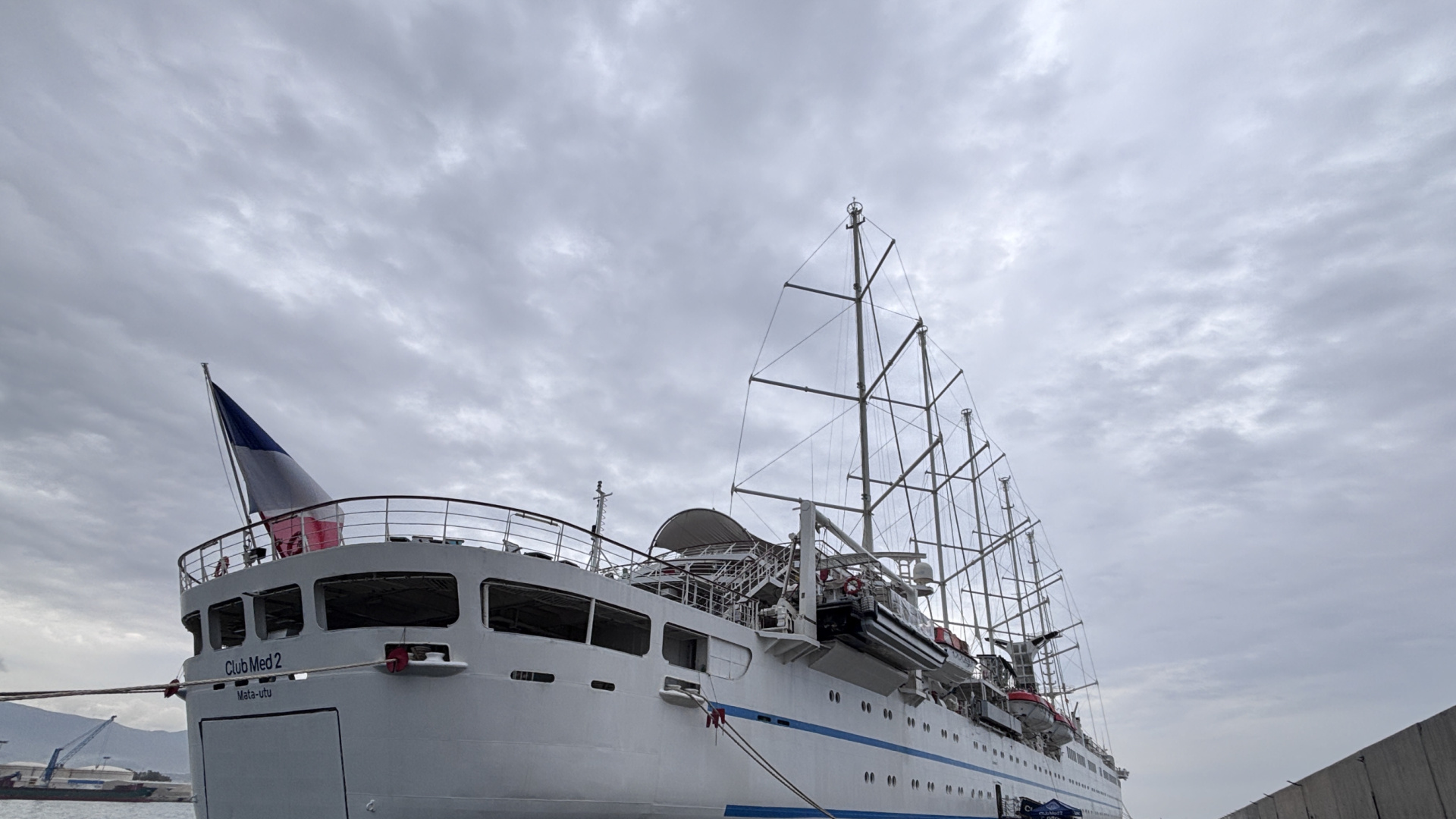 El velero de crucero más grande del mundo atraca en Motril y redefine el lujo en el mar