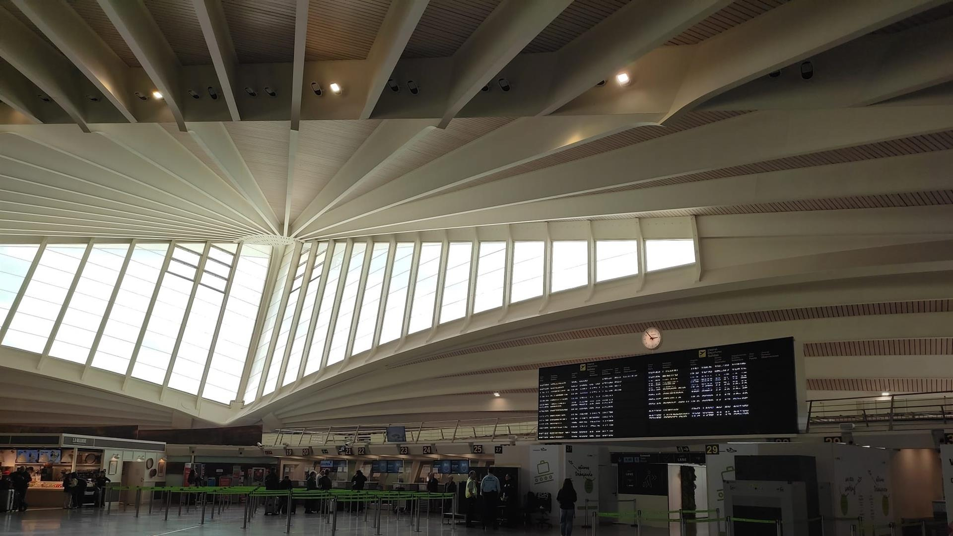 El director del aeropuerto de Bilbao llama a la calma ante el alza del precio del combustible y anima a mantener las vacaciones 