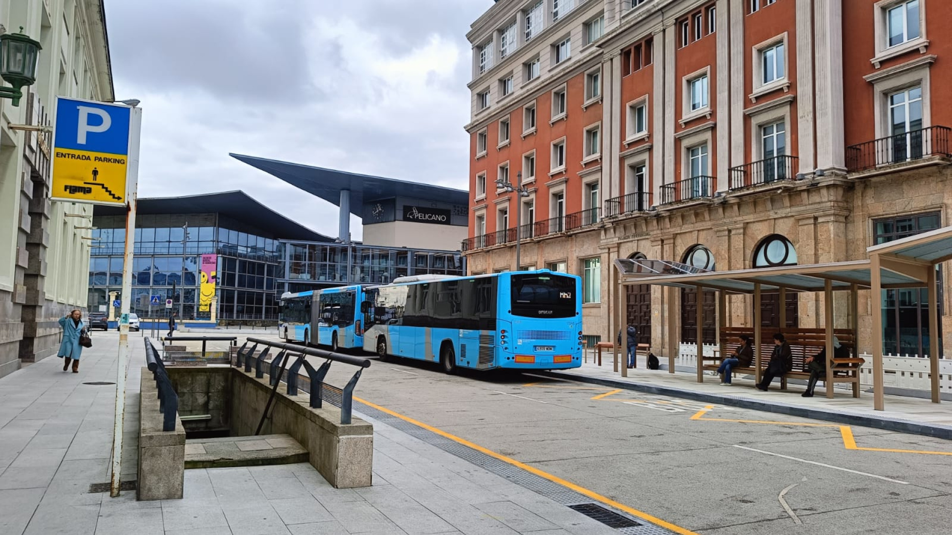 Conductores de bus ven peligrosa la nueva parada del Teatro Colón (A Coruña): 