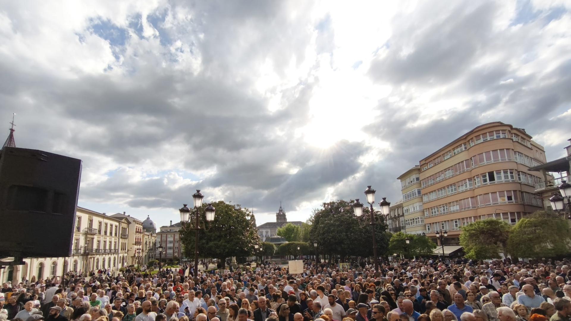 Unas dos mil personas protestan ante el Ayuntamiento de Lugo en contra de la moción de censura