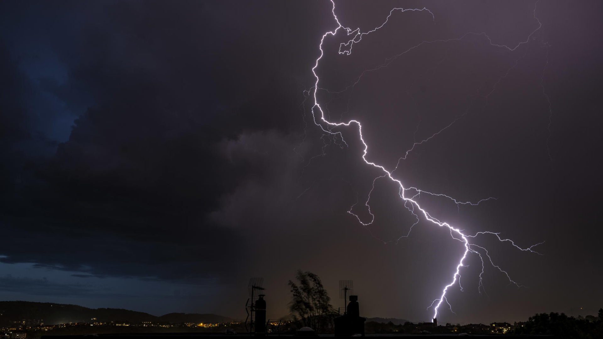 Las tormentas superarán los 15 mm acumulados en tan solo una hora y vendrán acompañadas de fuertes rachas de viento y granizo