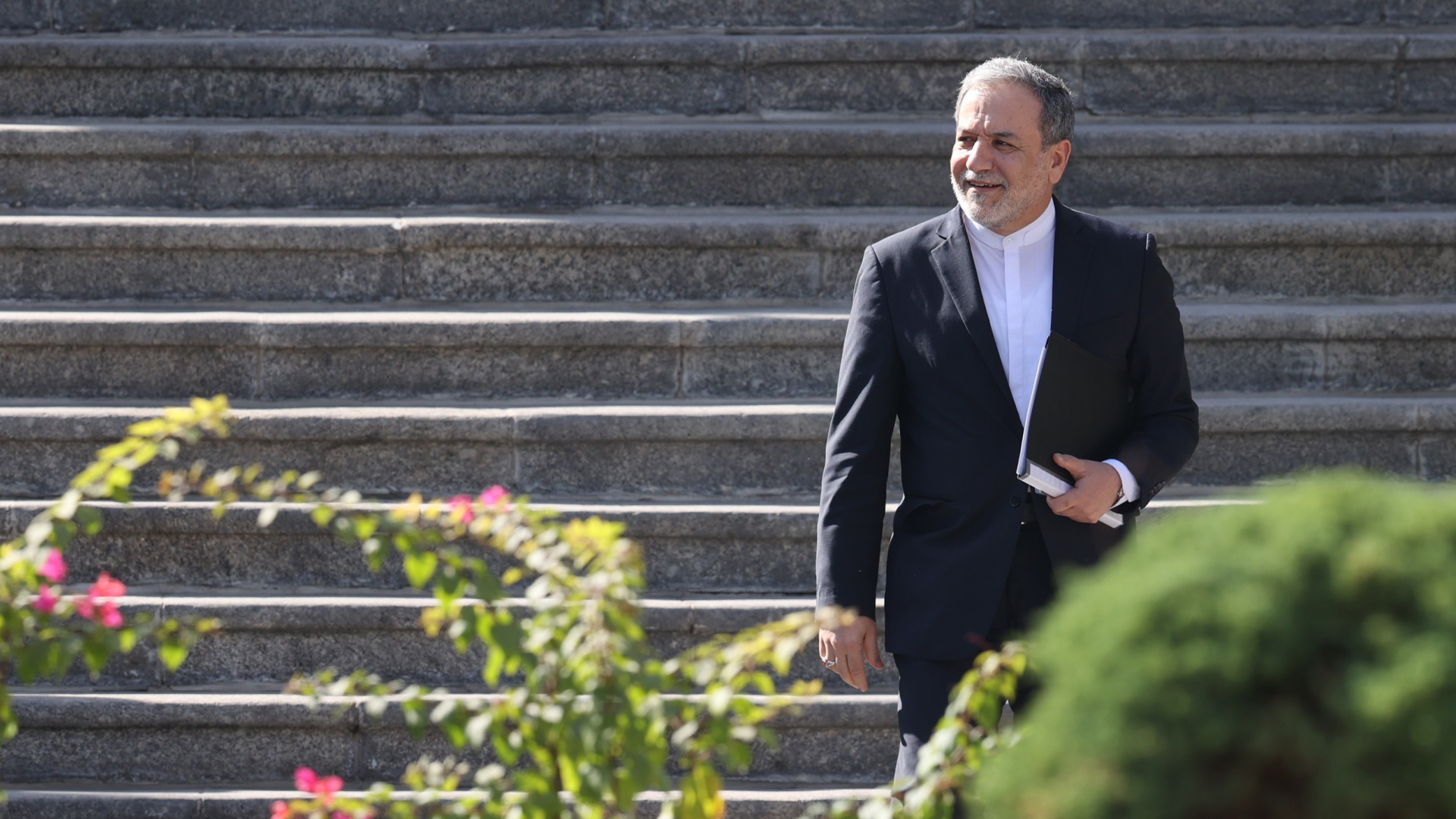 El ministro de Asuntos Exteriores de Irán abandona Islamabad sin esperar a la delegación estadunidense