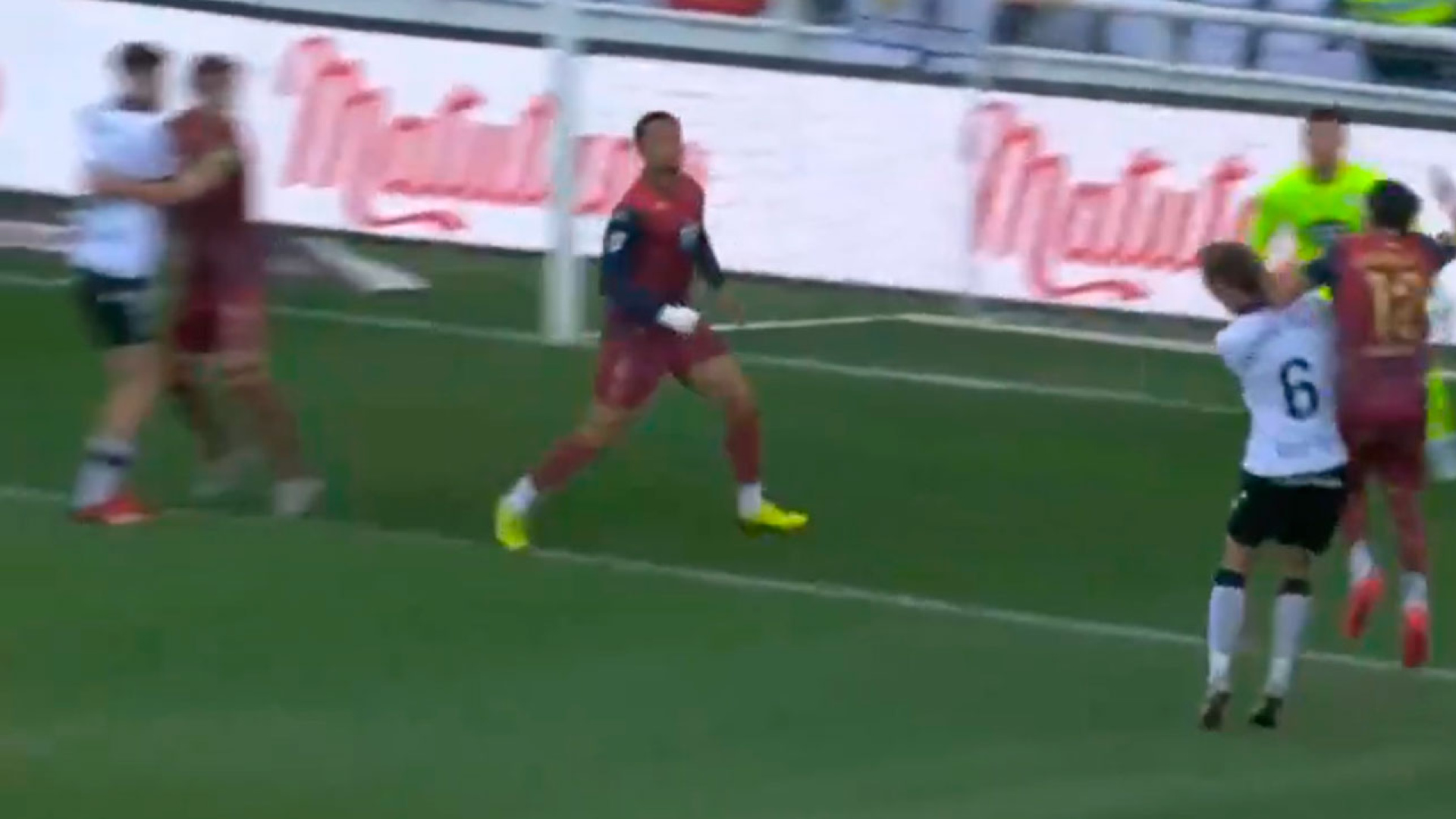 El enfado de Pedro Martín por el penalti pitado a favor del Burgos ante el Dépor, en un partido clave por el ascenso a Primera: 