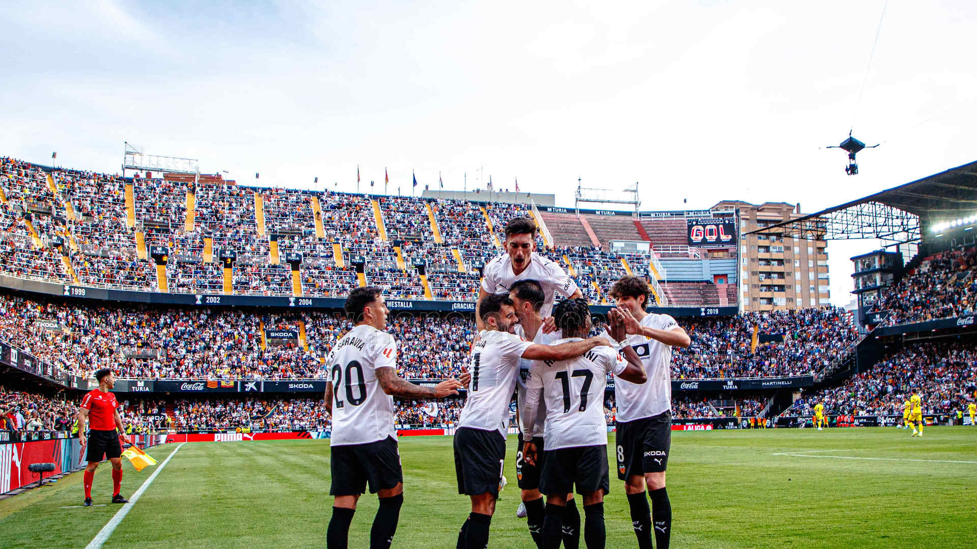 Mestalla sufre y sonríe