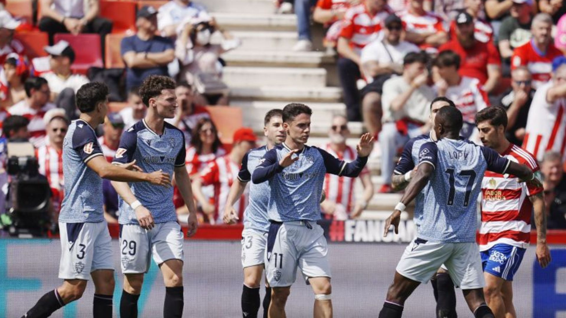 Arribas lidera la victoria de un Almería que es segundo