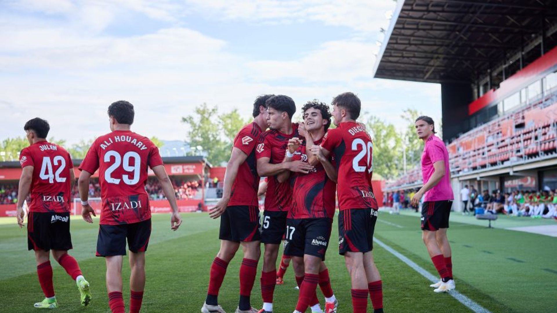 Un gol en propia de la Cultural en el último minuto da la victoria al Mirandés y hunde a los leoneses