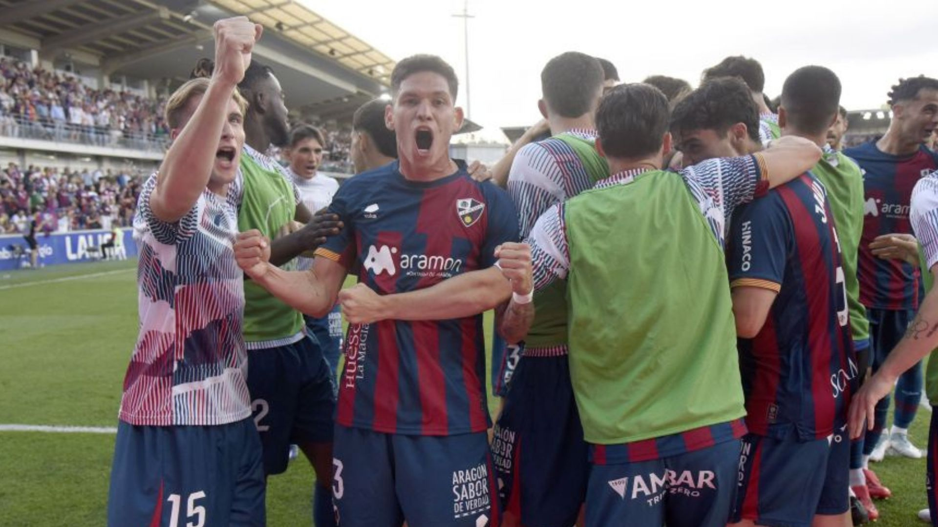 El Huesca se lleva un derbi que terminó con una agresión y sueña con la permanencia