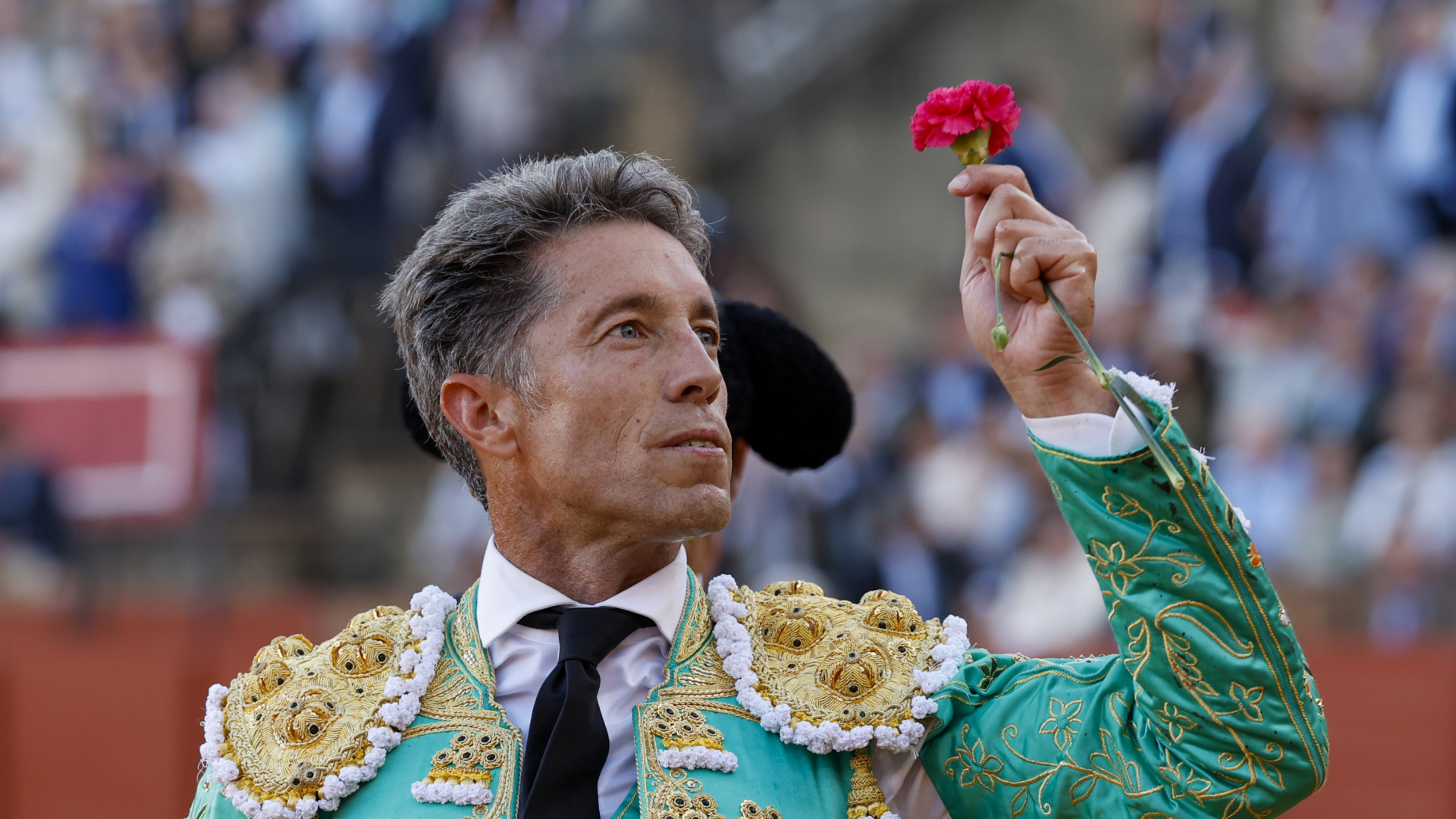 Escribano gana crédito con la 'miurada' y Román pierde el triunfo por la espada