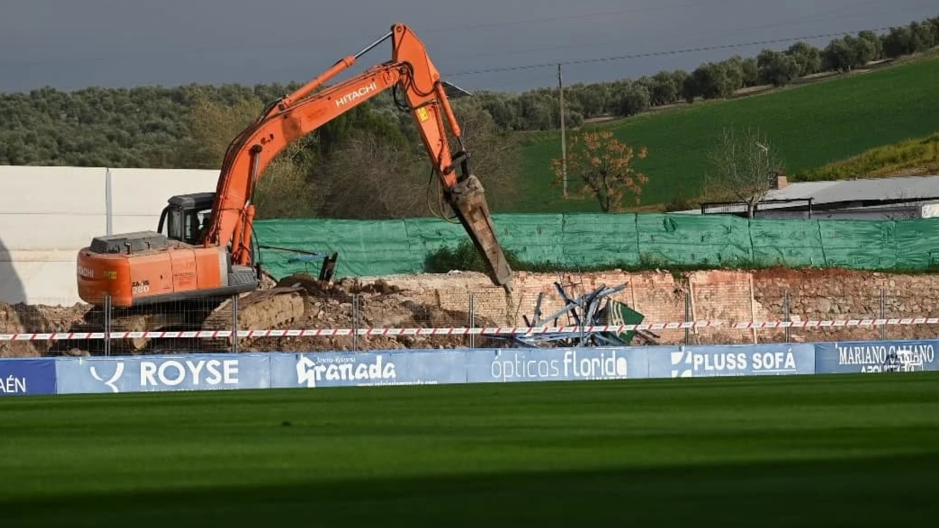 El Extremadura se juega el ascenso ante el Linares, un club en 