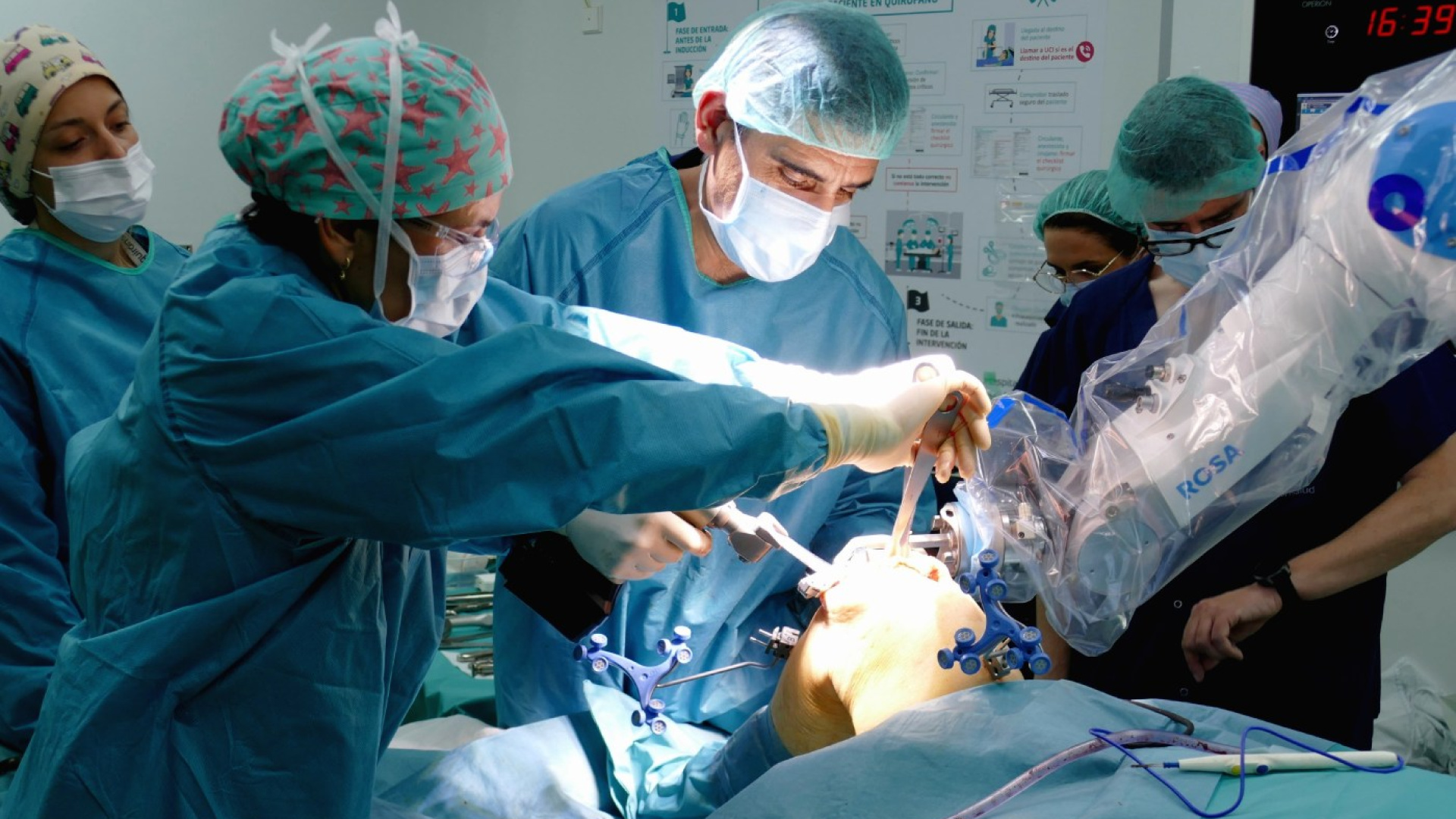 Quirónsalud Tenerife afianza su cirugía robótica de rodilla con el robot ROSA