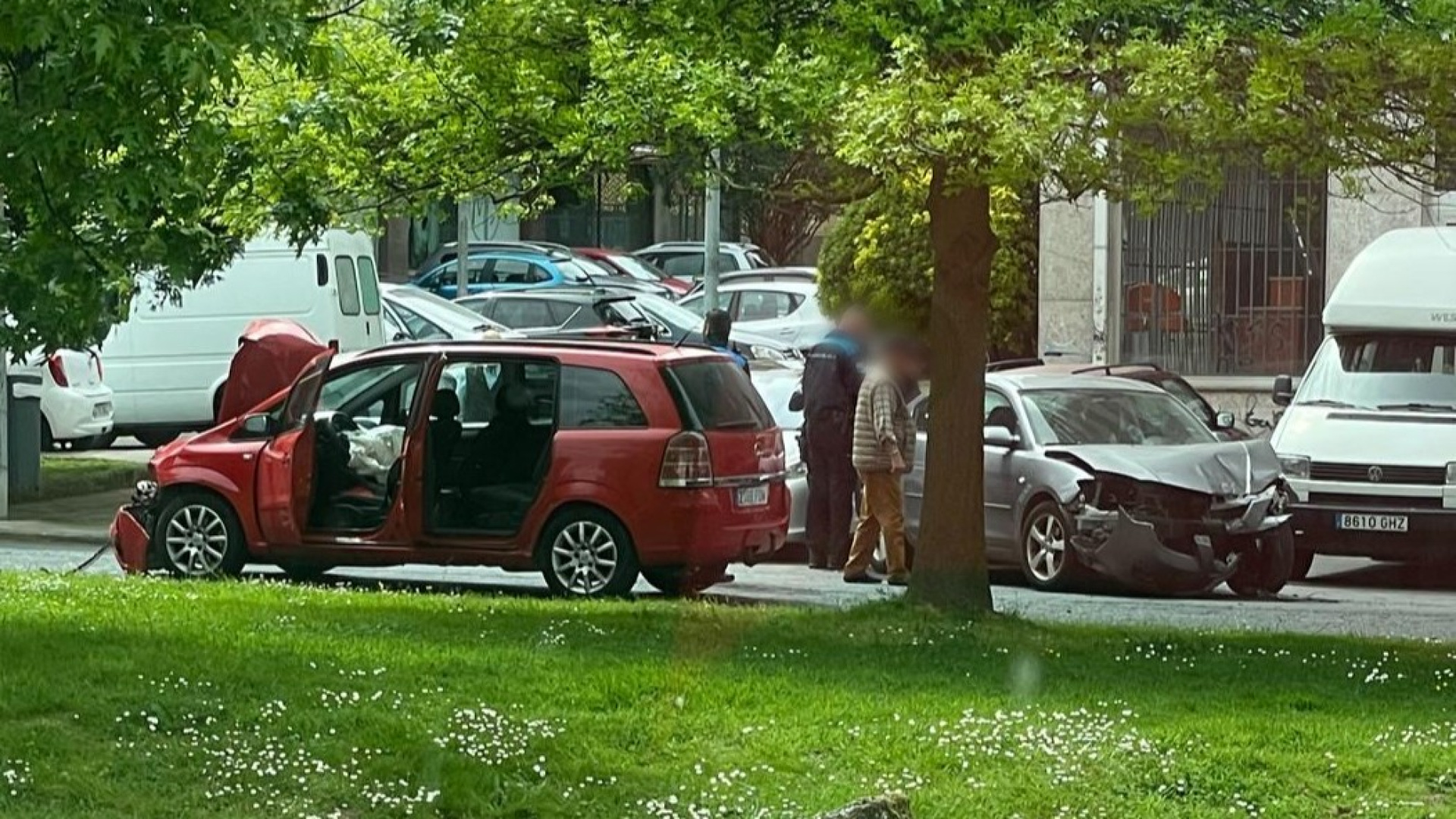 Un herido tras un accidente con tres vehículos implicados en la calle Lepanto, en el barrio ferrolano de Caranza