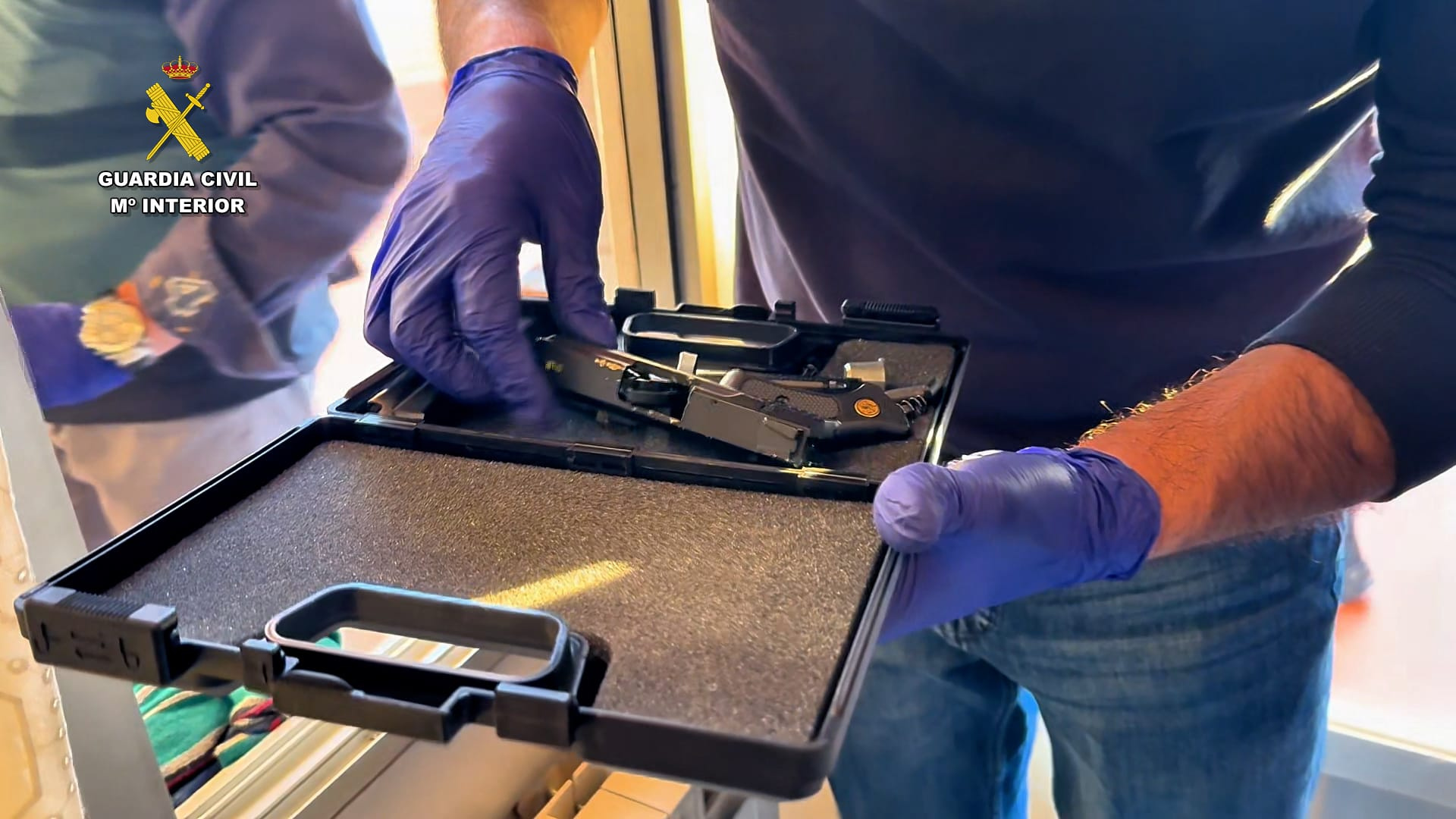Desmantelan en Zaragoza un taller clandestino para transformar armas de fogueo en pistolas reales