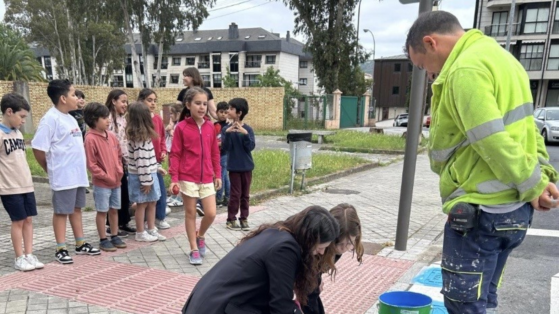 Ourense habilita pasos de peatones inclusivos con pictogramas azules para mejorar la autonomía y la seguridad de las personas con autismo