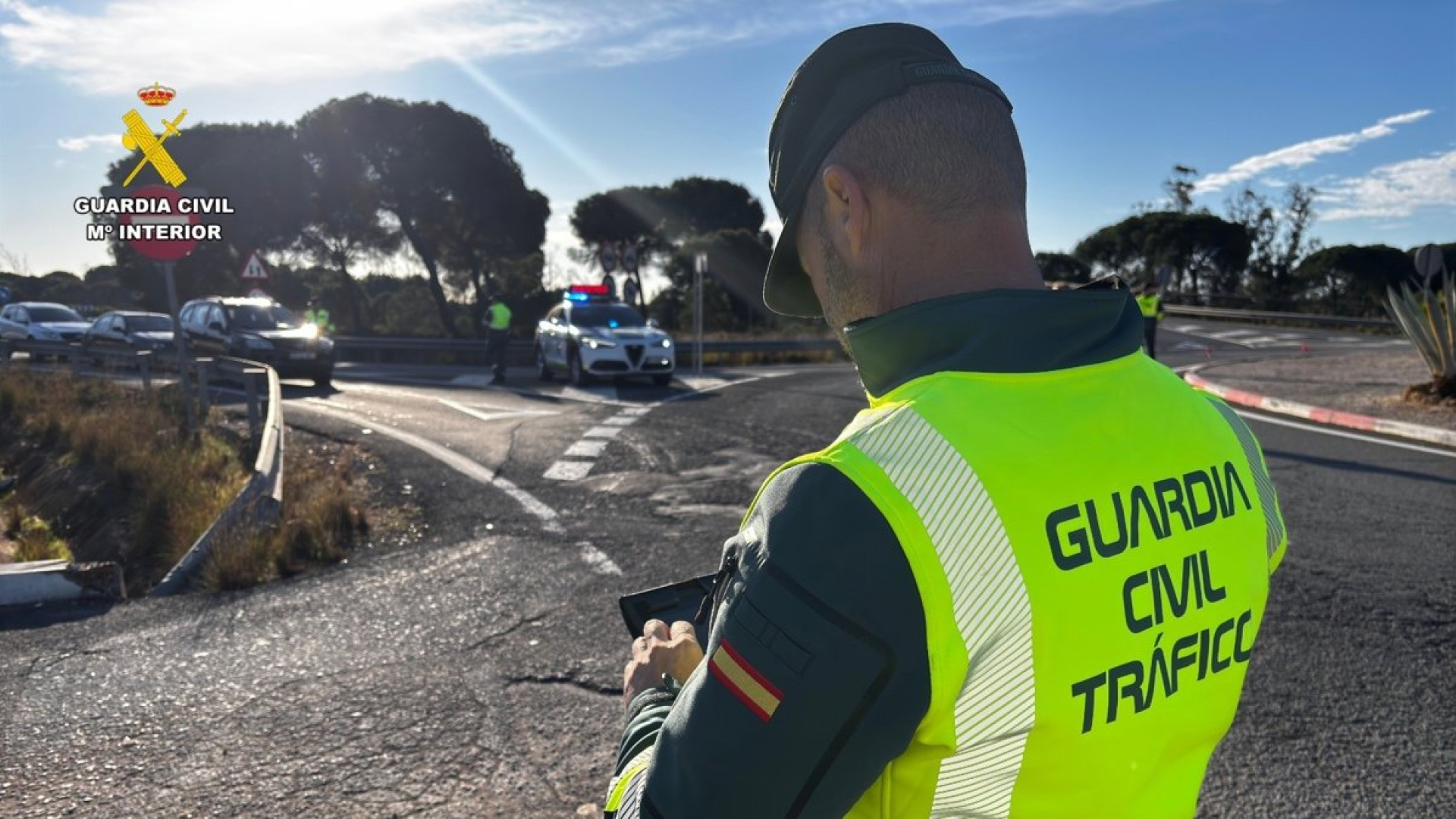 Un conductor se sale de la carretera con un camión cargado de vehículos en Málaga y es claro con la Guardia Civil: 