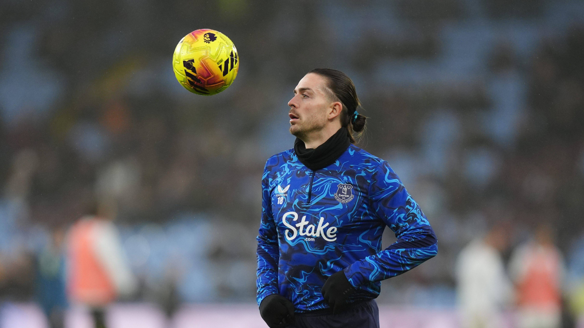 La nueva imagen preocupante de Jack Grealish: le pillan dormido en un bar tras una tarde de copas