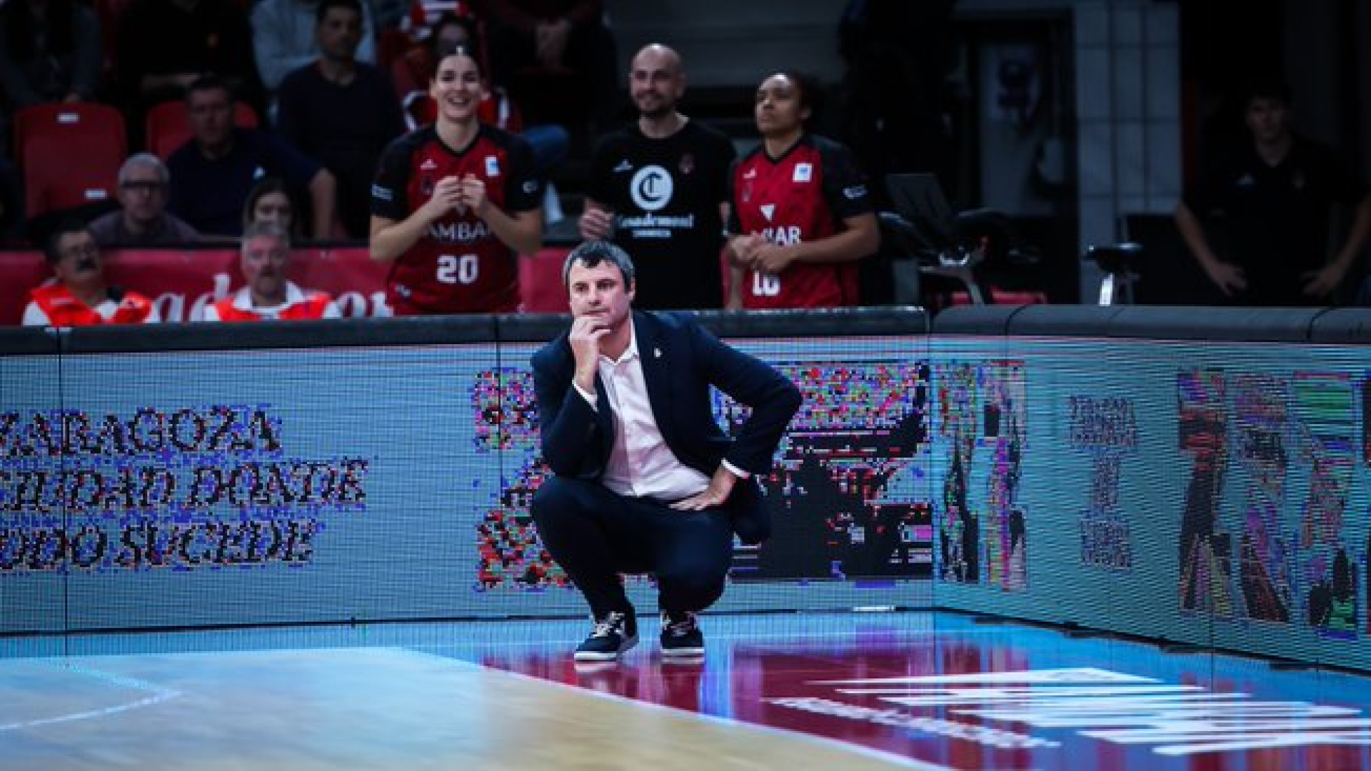 La decisión del entrenador del Casademont Zaragoza, líder de la Liga Endesa femenina de baloncesto, que puede marcar un precedente