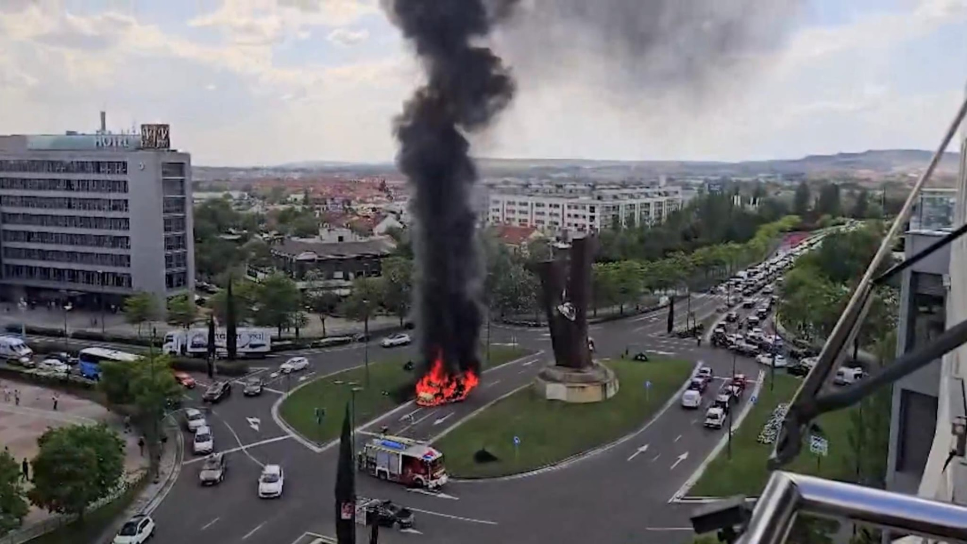 VIDEO: Un camión arde al completo en el Paseo de Zorrilla de Valladolid y provoca una enorme columna de humo