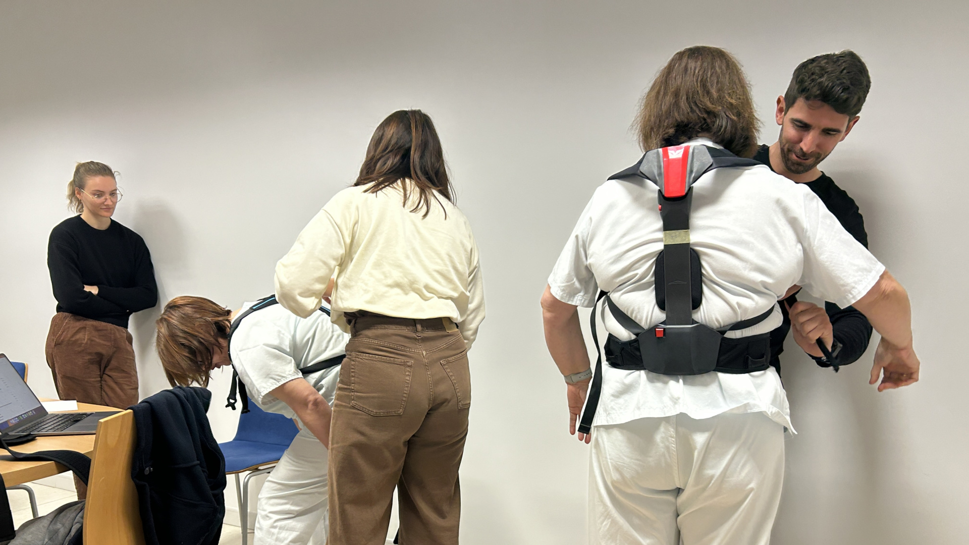 Así son los exoesqueletos que se fabrican en Ferrol que buscan acabar con las lesiones de espalda de los sanitarios