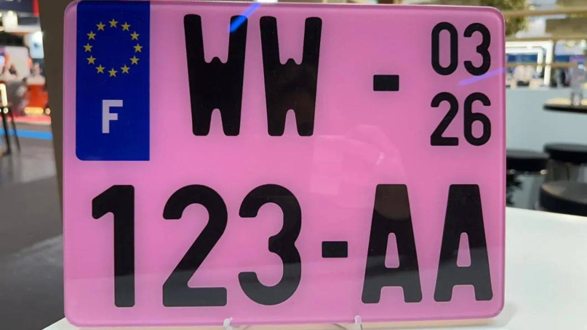 A las matrículas blancas, verdes, rojas y azules se suma una nueva: la DGT confirma la presencia de rosas en España y lo que significa