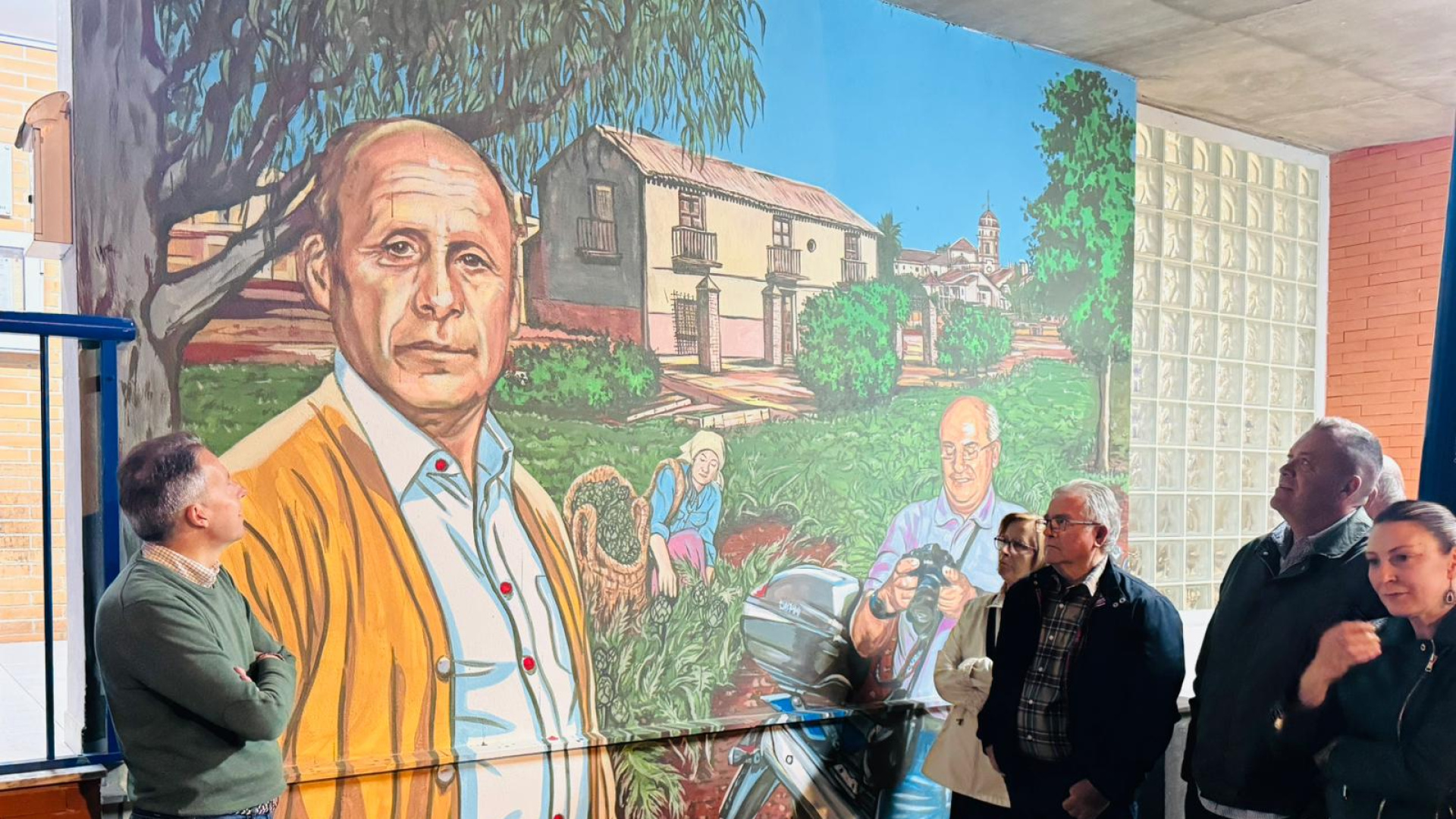 El arte de Iván Molina llena de vida las pedanías de Lorca para celebrar su identidad