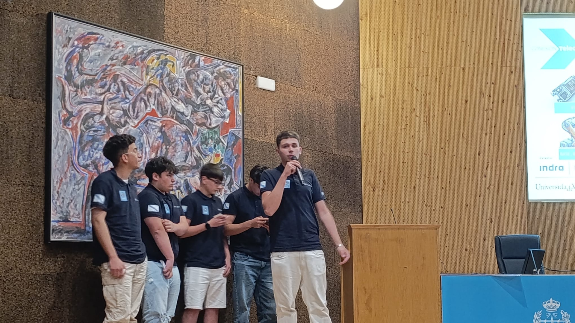 Un brazo robótico que detecta redes Wifi fraudulentas creado por cinco jóvenes ourensanos logra el segundo premio de las Teleco Games 2026