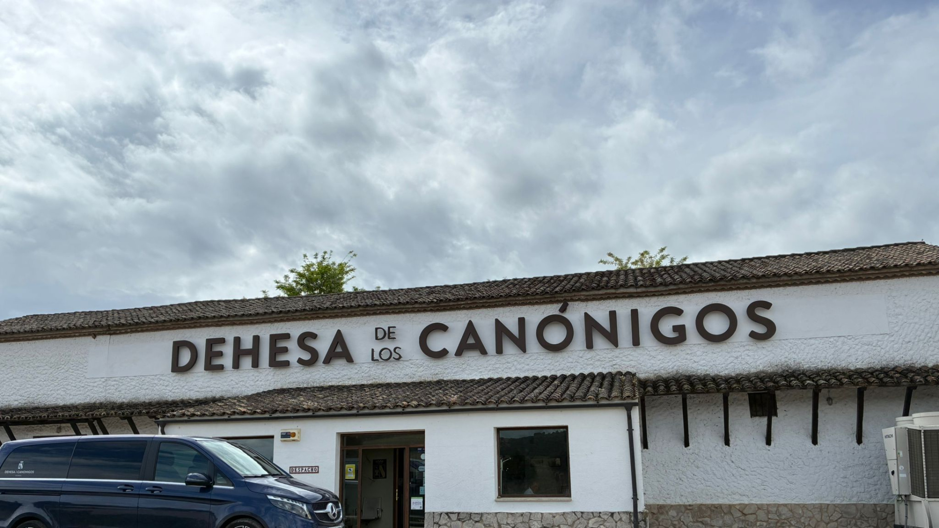 Dehesa de los Canónigos mira al futuro en su vendimia más emotiva con Ángel Expósito como padrino