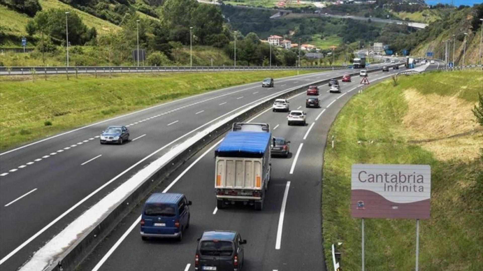 Las claves para un puente de mayo sin sorpresas en las carreteras de Cantabria: En caso de incidencia es obligatorio usarla