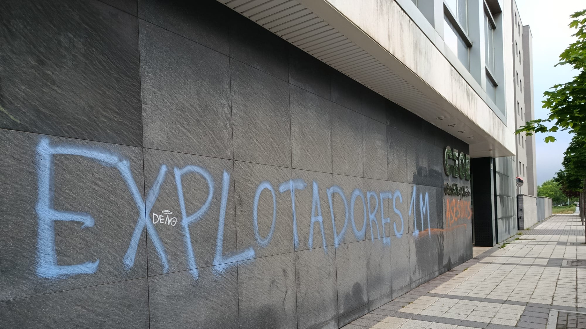 La sede de CEOE Castilla y León amanece con pintadas: 