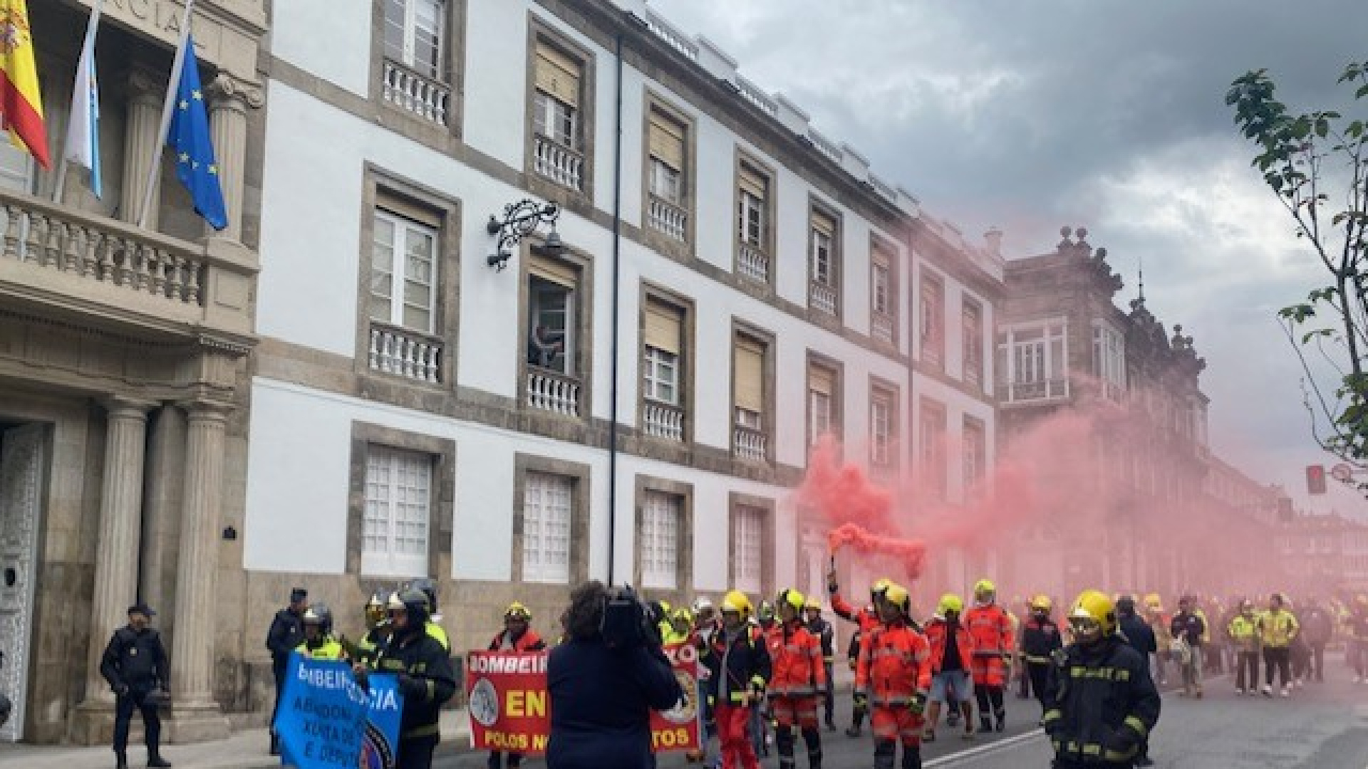 Decenas de bomberos realizan una manifestación por la ciudad de Ourense y se concentran ante la Diputación para protestar por su situación