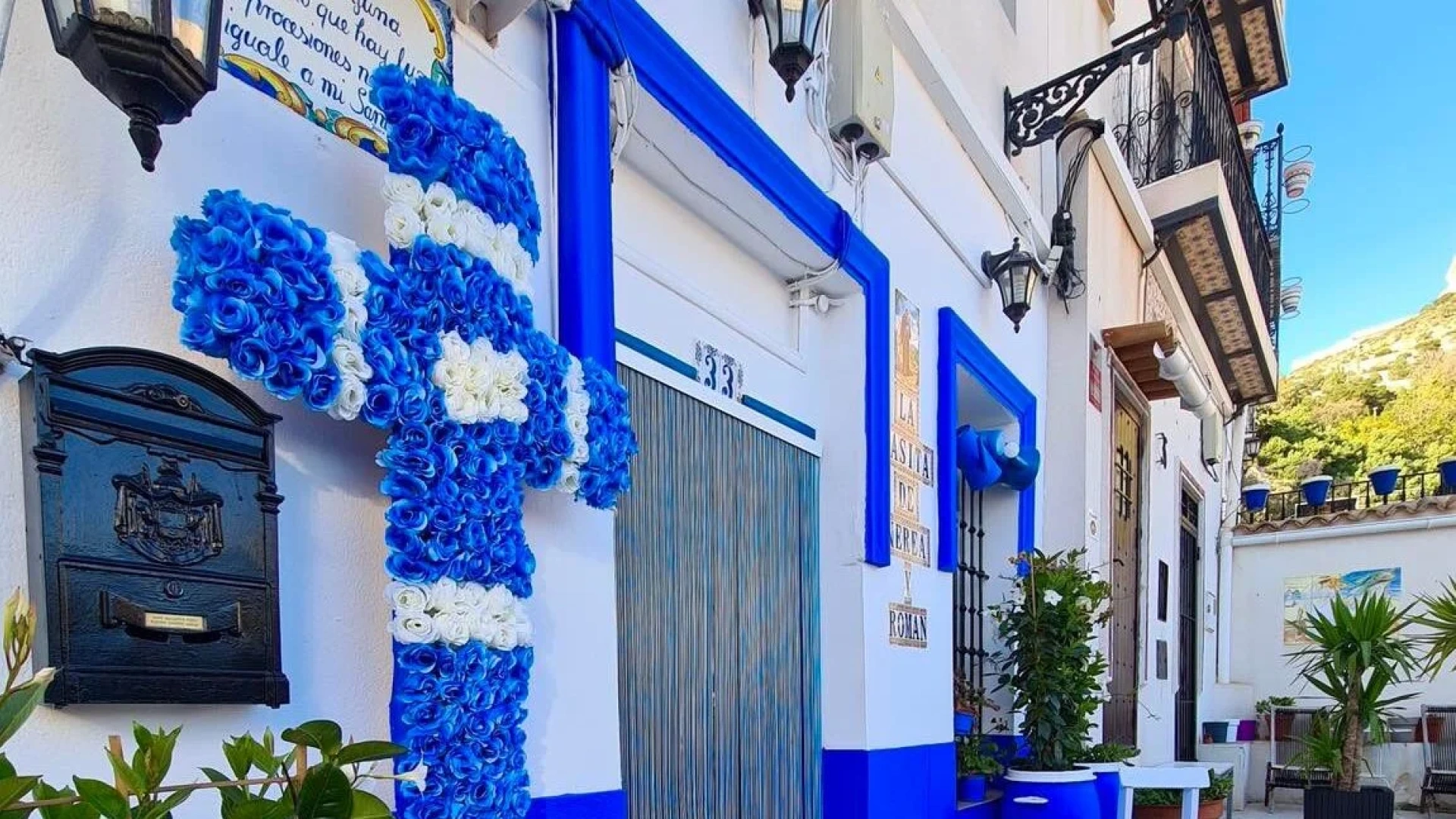 El barrio de Santa Cruz se viste de fiesta para celebrar sus históricas Cruces de Mayo