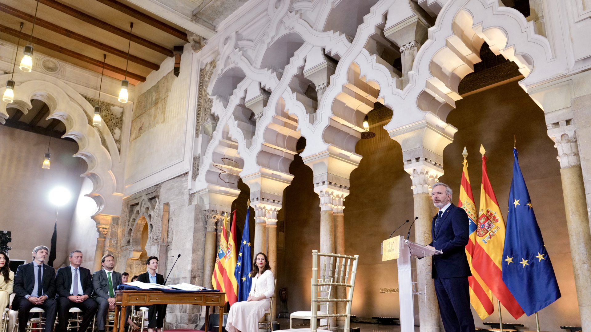 Jorge Azcón toma posesión como presidente de Aragón con tres prioridades: vivienda, financiación e inversiones