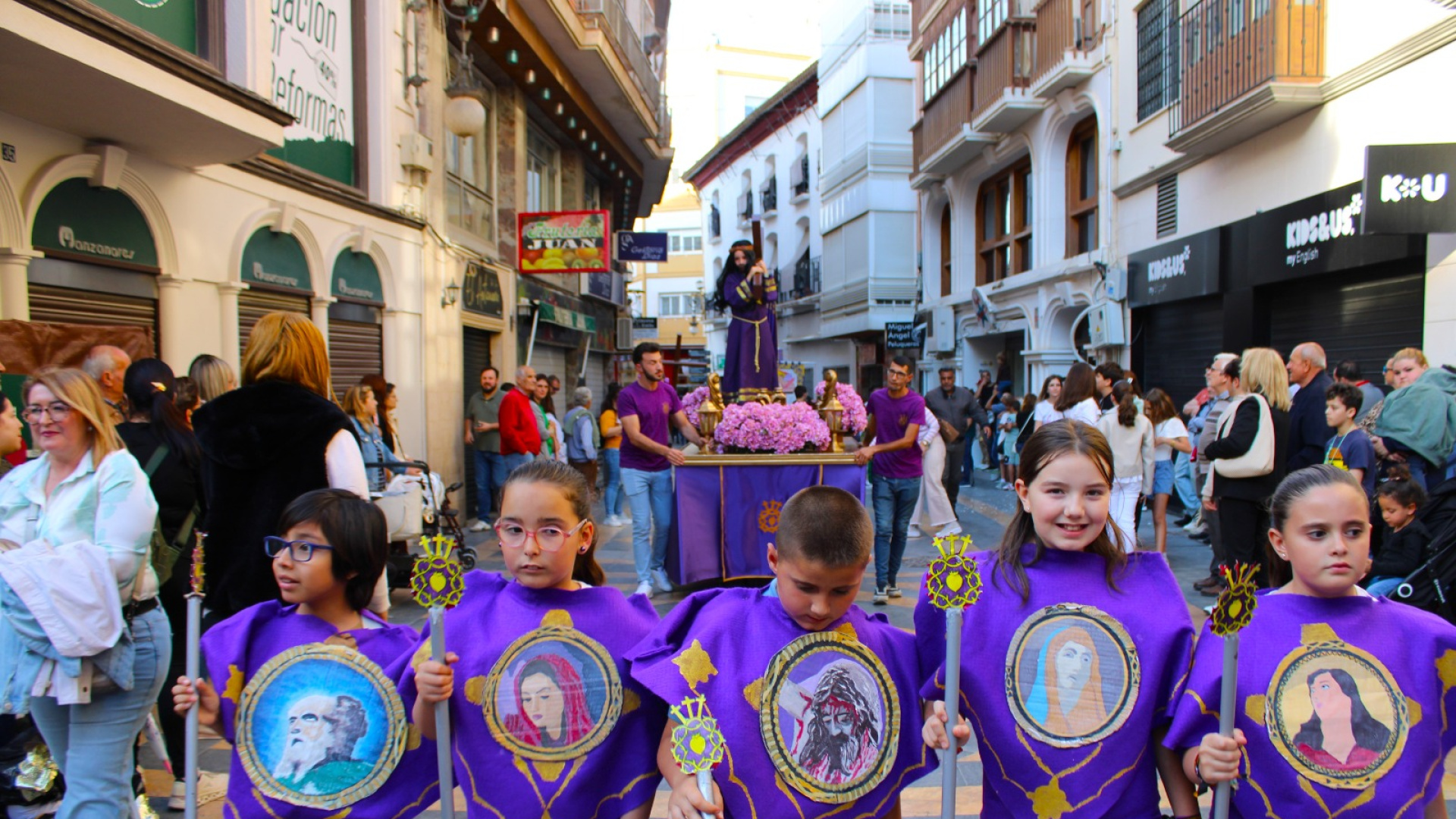 El papel cobra vida en Lorca: casi mil niños recrearán la Semana Santa en una procesión única