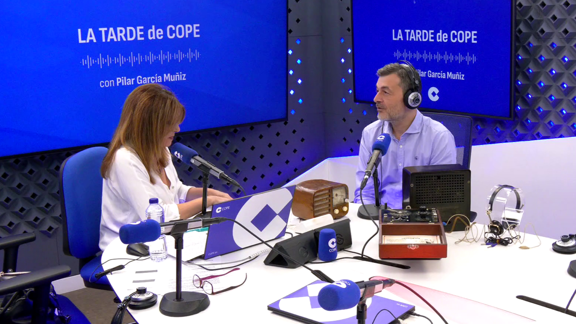 Javier Pérez Moiño, el hombre de las 1.000 radios: entre sus joyas, la que fabricó su padre gallego en los años 50; y la 'Volksempfänger', la radio del pueblo de la Alemania nazi