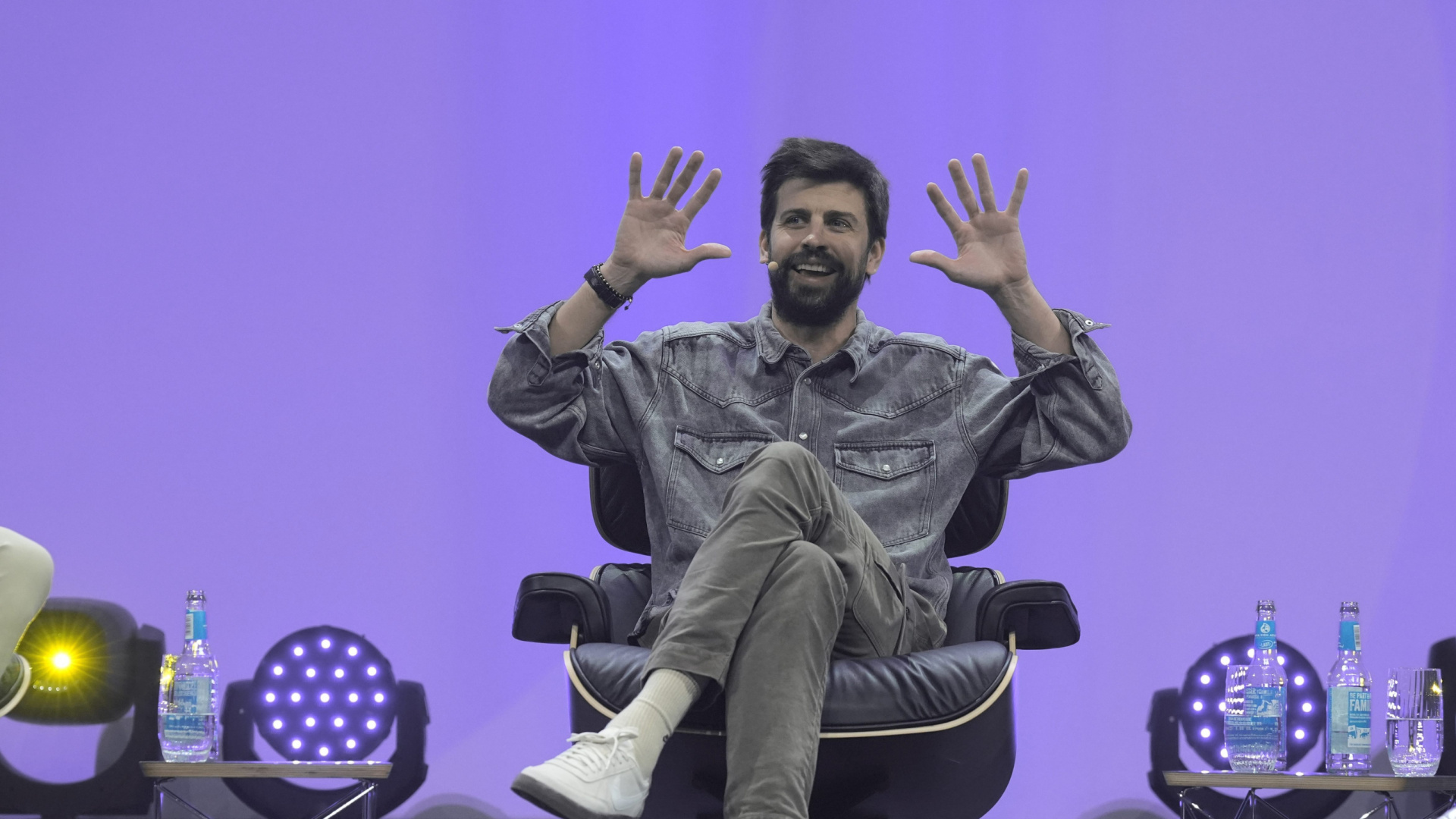 Piqué sigue liándola con los árbitros: protestas constantes y persecución por el túnel de vestuarios