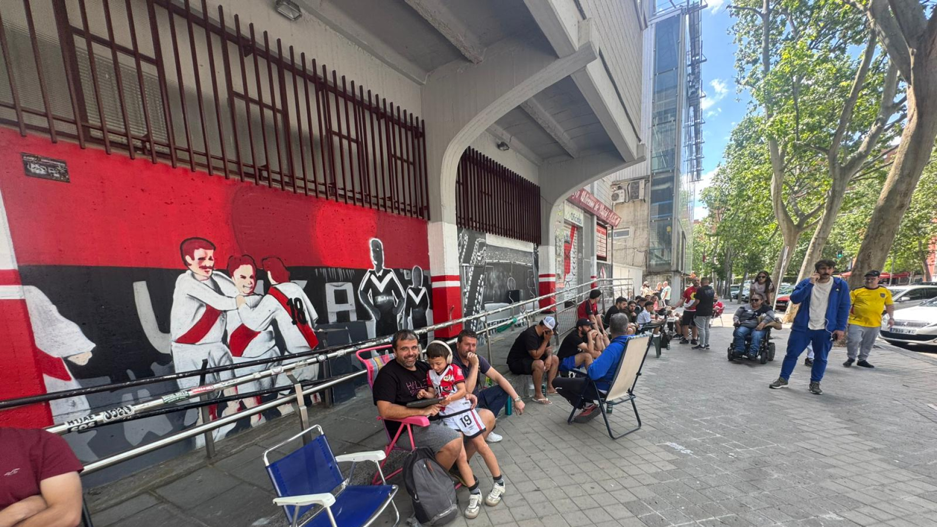 Locura en Vallecas por la Conference: Decenas de personas duermen en el estadio para poder viajar a Estrasburgo