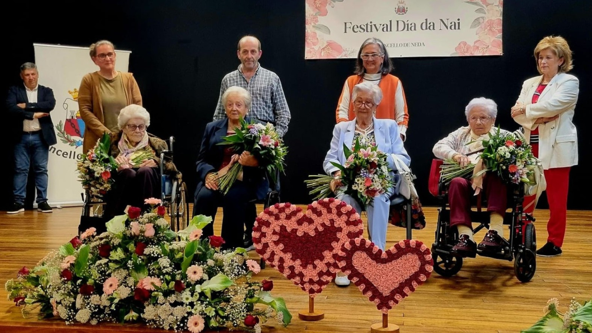 Cuatro madres nonagenarias reciben un homenaje emocionante en el III Festival del Día de la Madre de Neda
