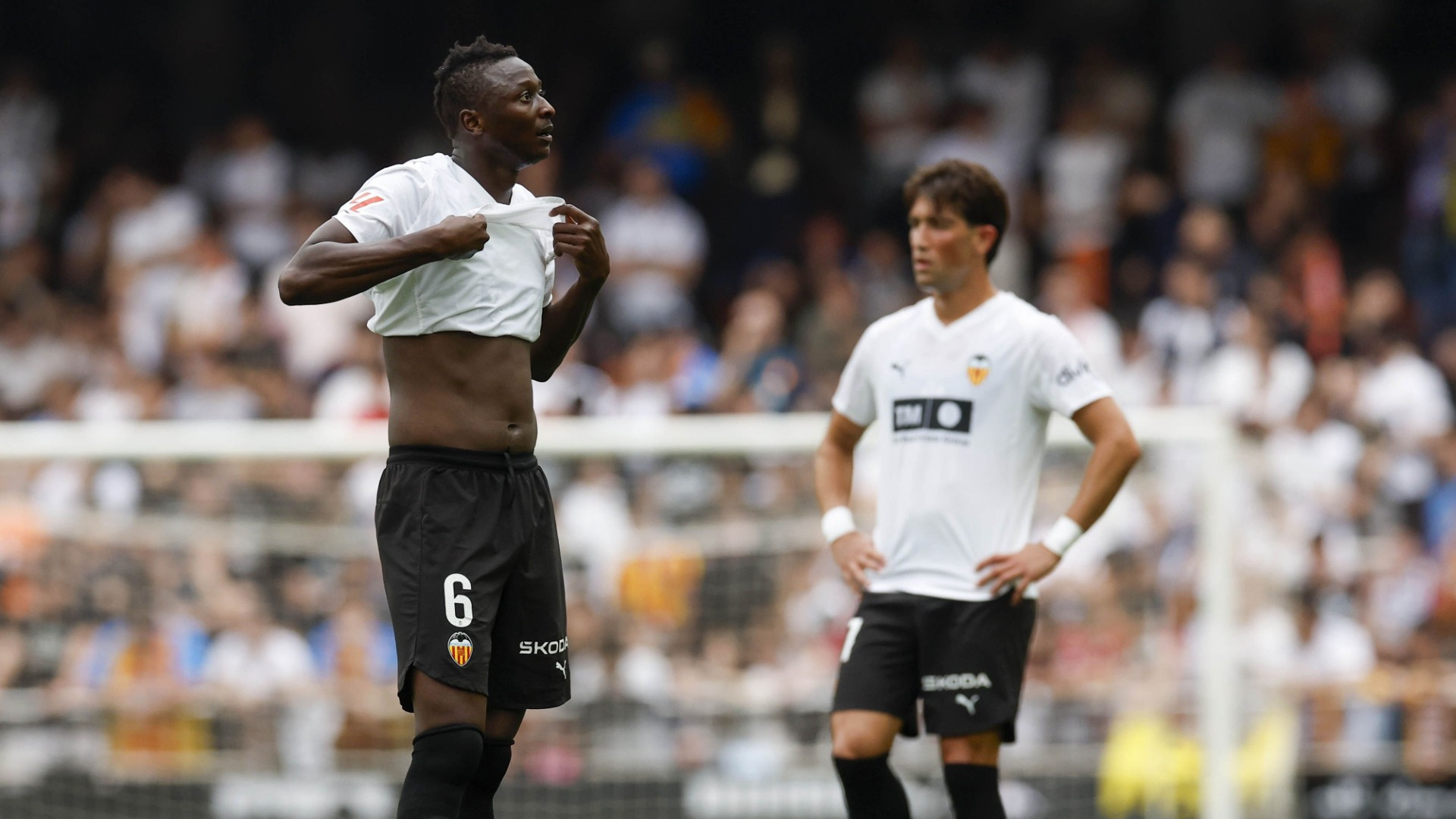 Bochorno y bronca en Mestalla