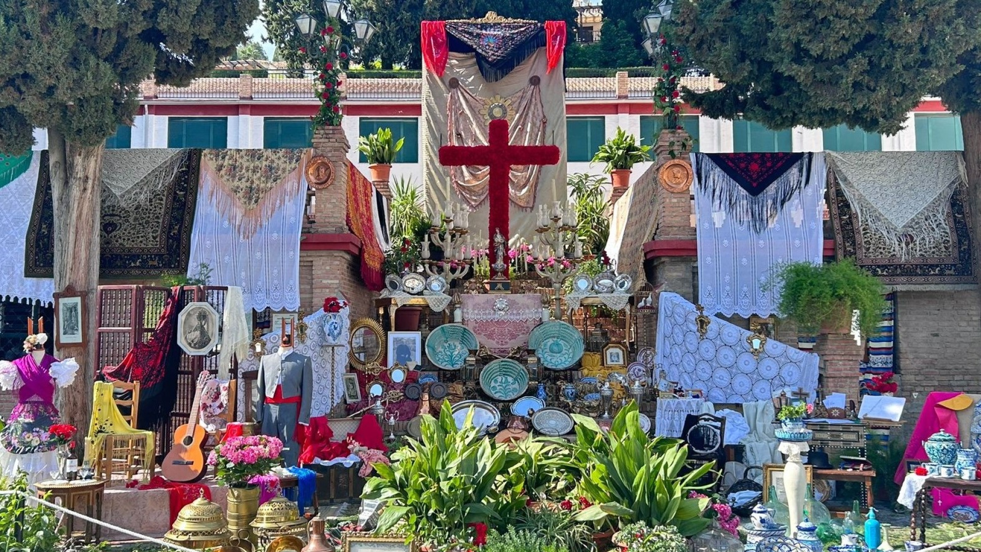 ¿Por qué Manuel de Falla es protagonista en muchas de las cruces de las cofradías de Granada y cuantos euros reciben las ganadoras? (GALERÍA GRÁFICA)