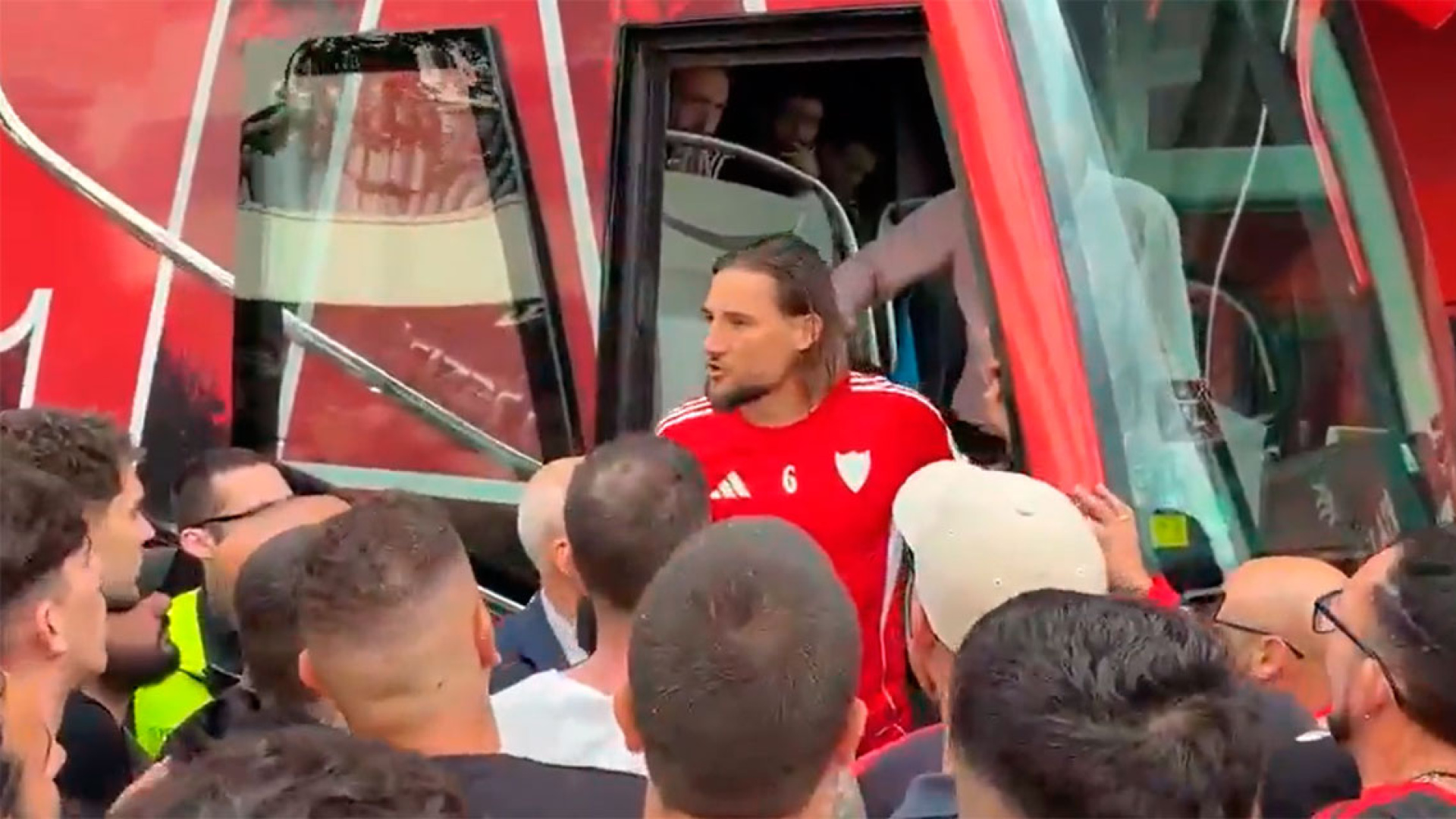 Gudelj se baja del autobús del Sevilla para hacer una promesa a decenas de aficionados: 