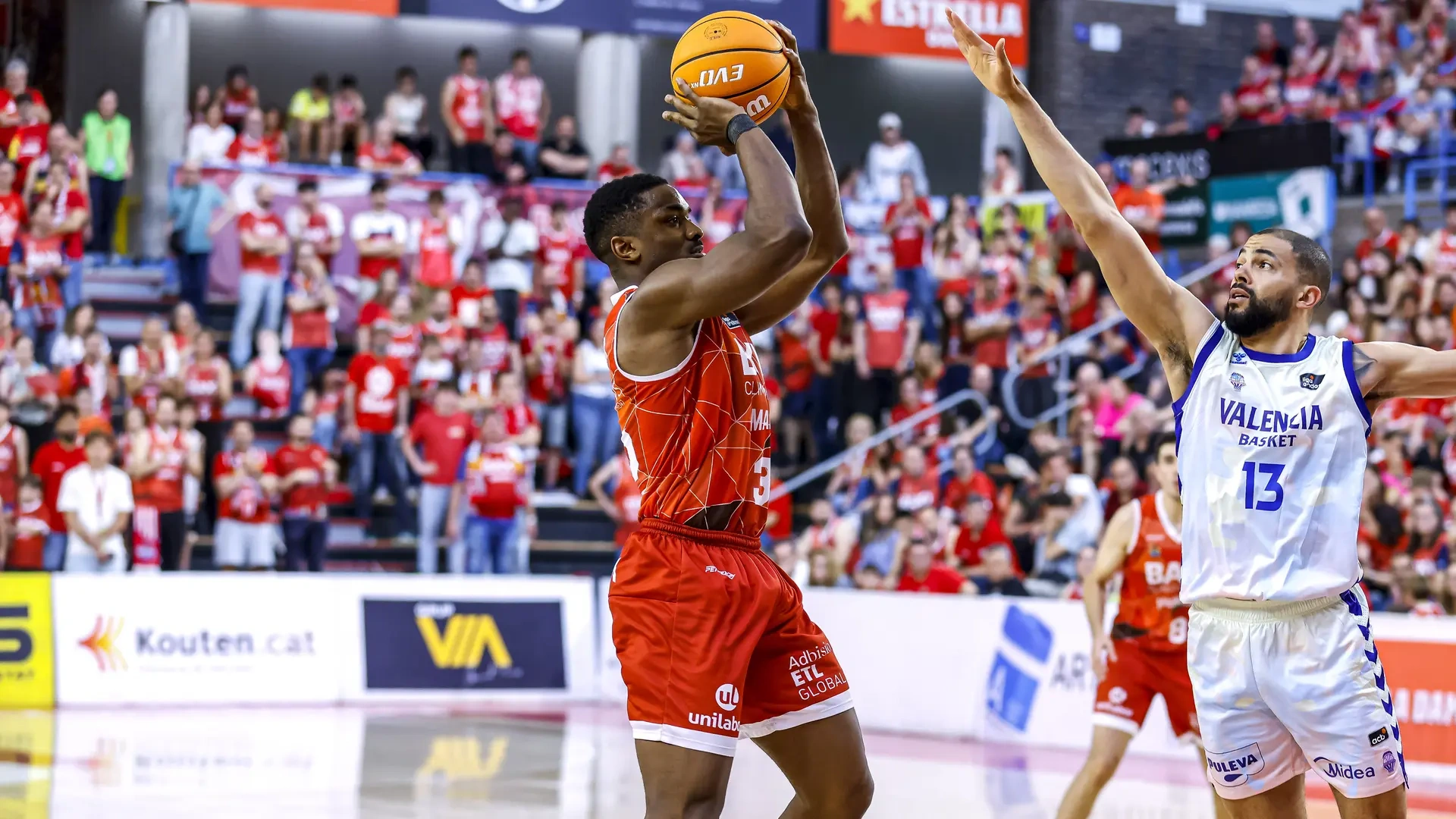 Un desatado Obasohan le birla la victoria a Valencia Basket en Manresa (104-102)
