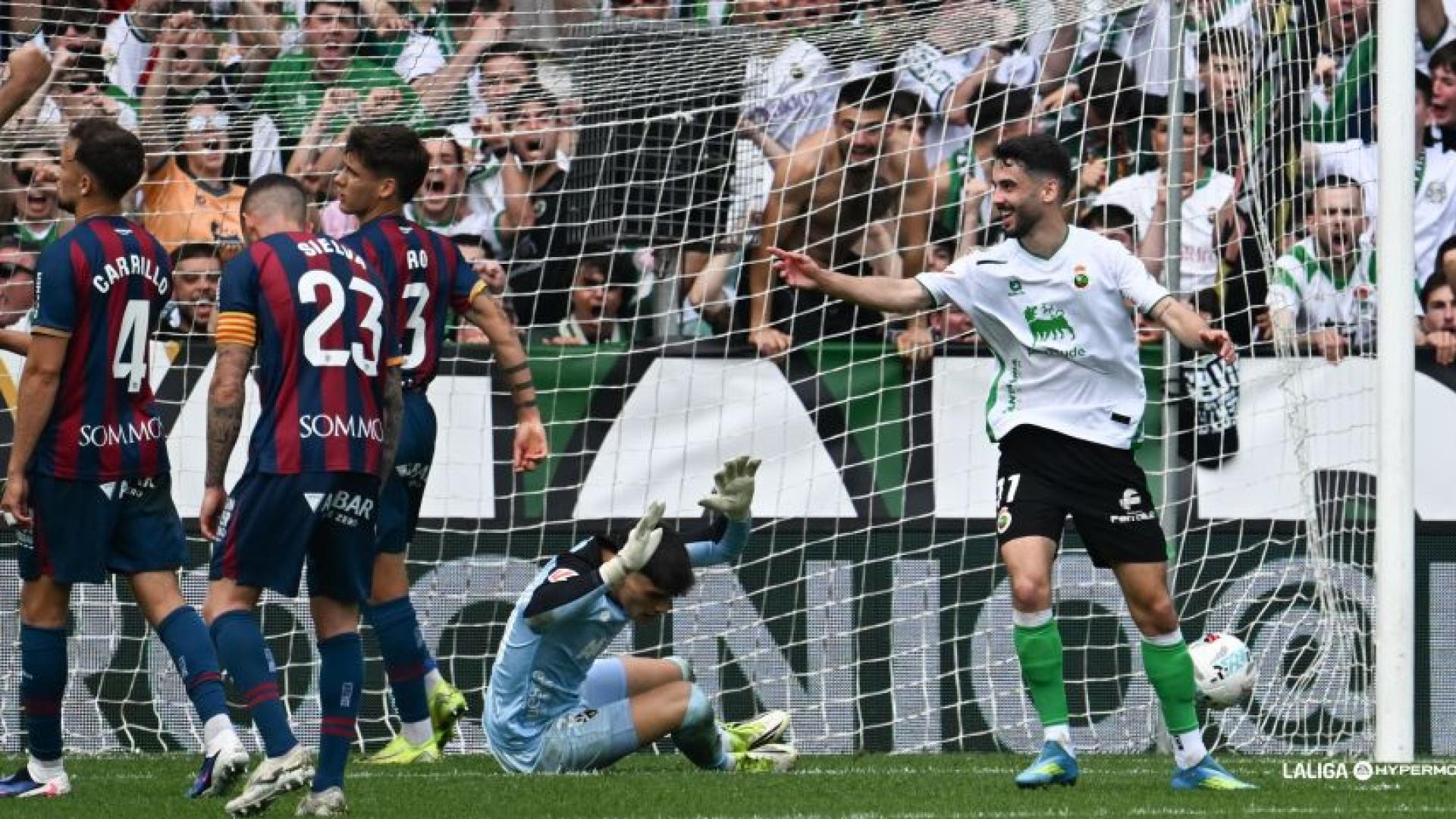 El Racing remonta sufriendo para afianzar el liderato