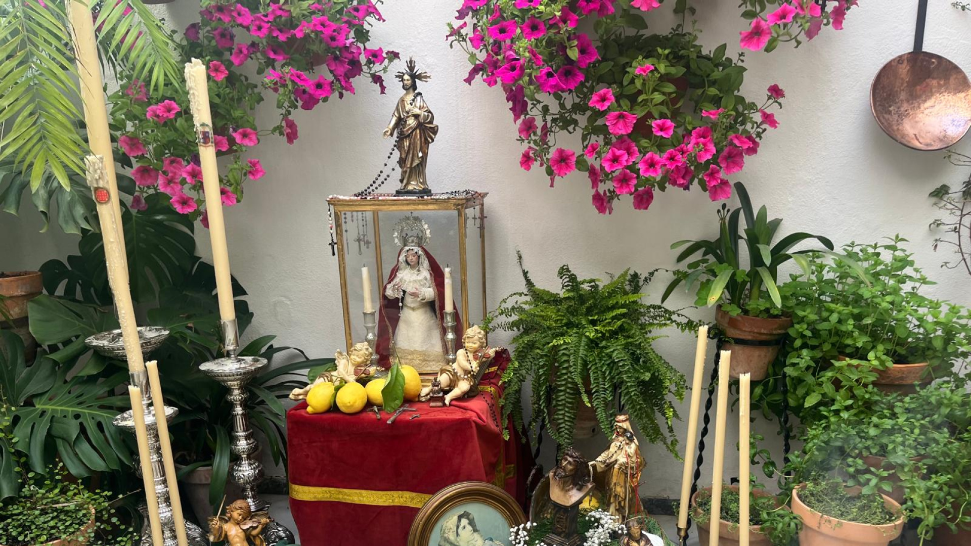 Un patio con alma abre por primera vez en Córdoba: simbolismo, altar a la Virgen y un homenaje a las víctimas de Adamuz